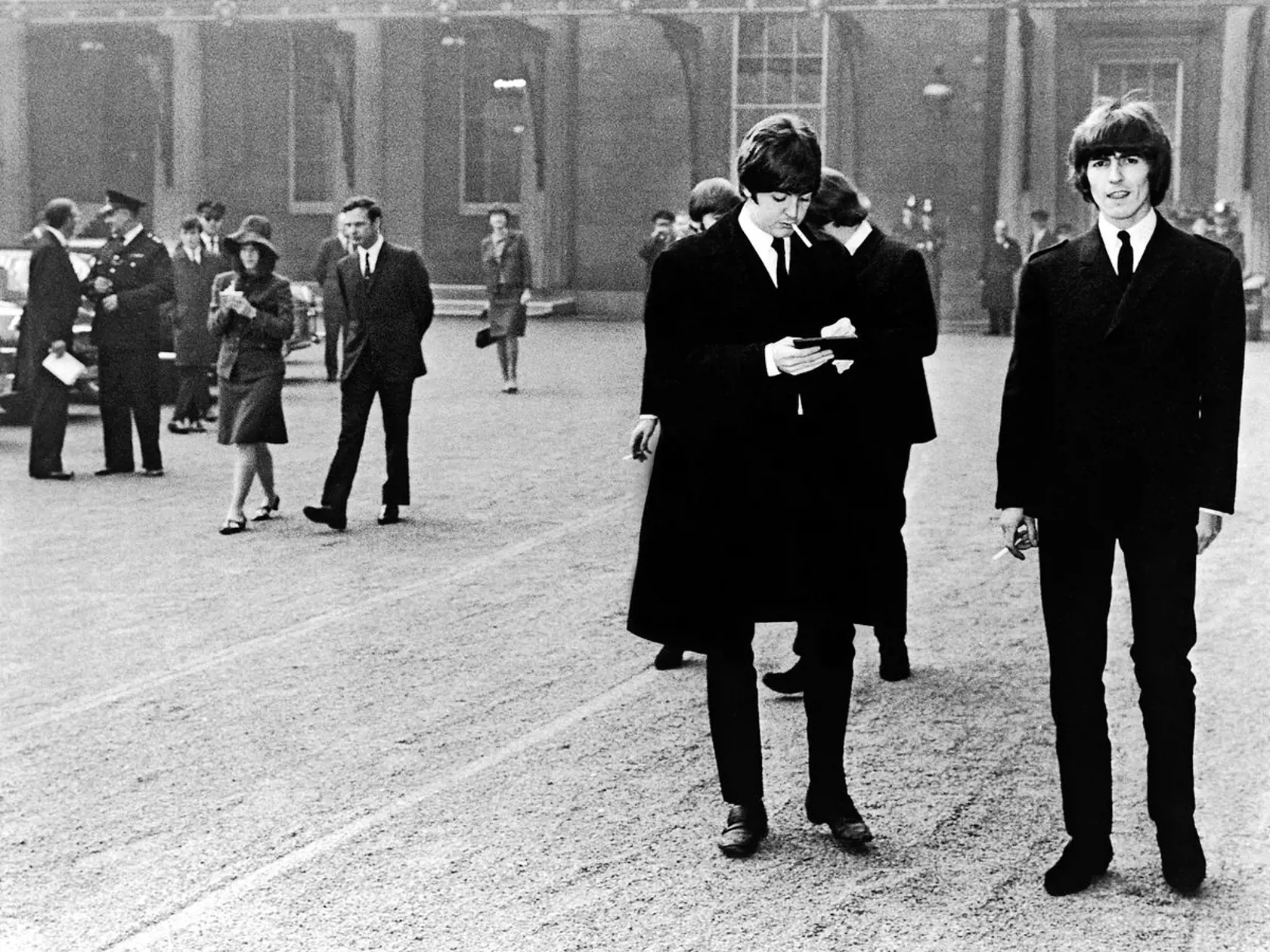 26. okt´bra 1965 dostali Beatles do kráľovnej Alžbety II. najvyššie britské vyznamenanie - prvý stupeň Rádu britského impéria. Harrison bol na to hrdý.