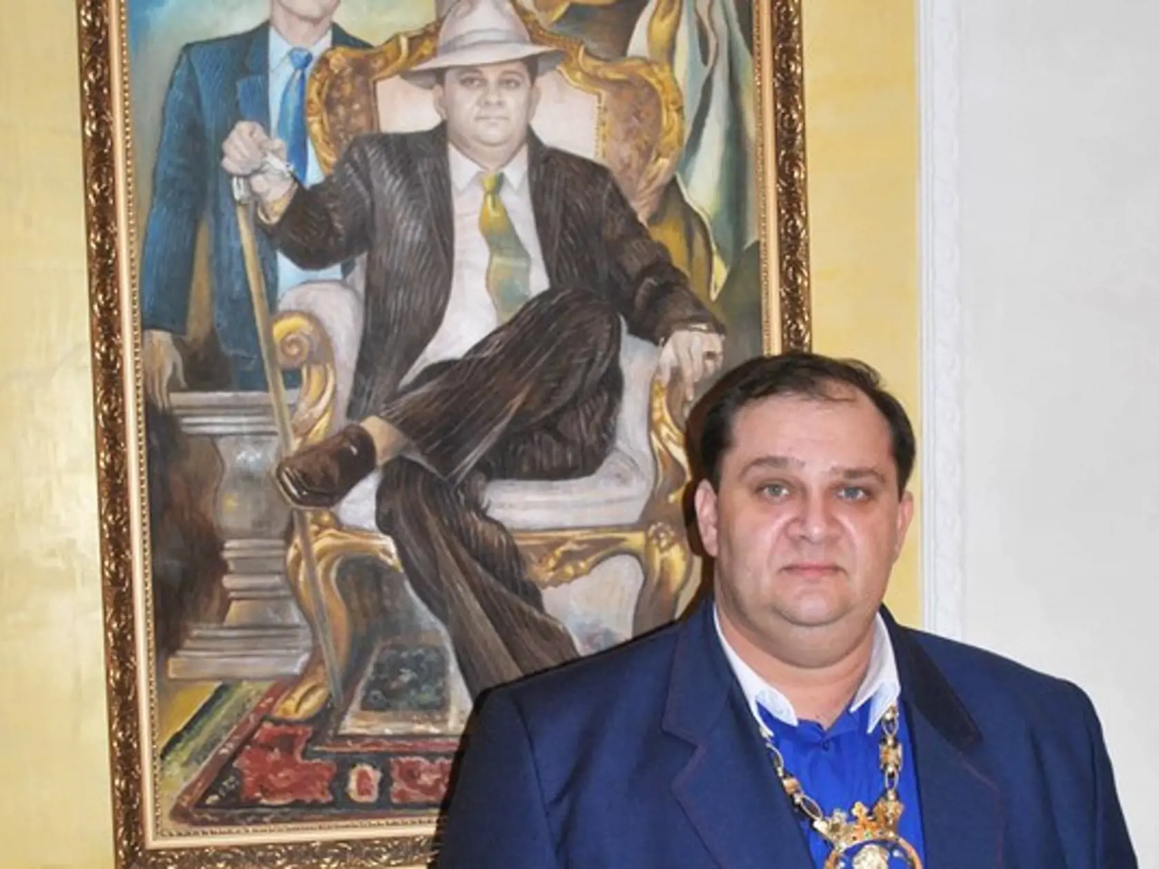 Na archívnej fotografií Róbert Botoš pózuje pred obrazom svojho predka.
