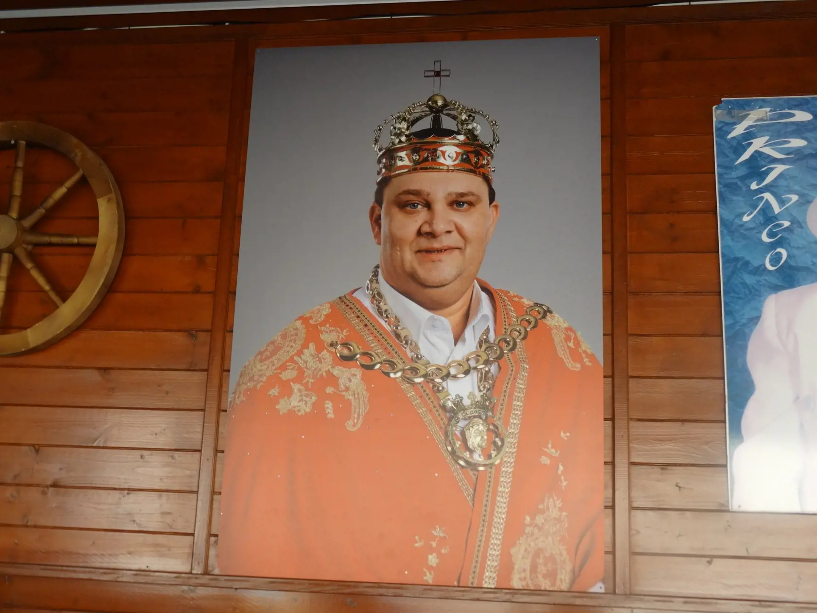 Vonku pod prístreškom má inštalované fotografie svoje, detí a obrazy Krista a Panny Márie.