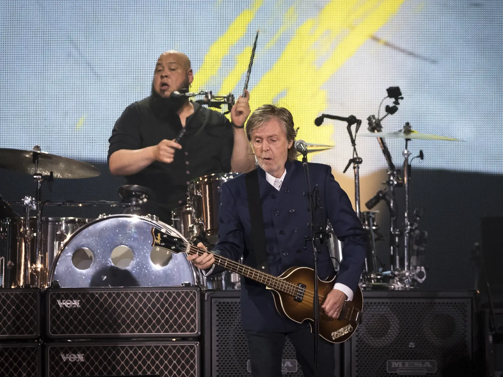 WA 39 East Rutherford - Sir Paul McCartney hrá na koncerte počas turné s názvom "Got Back" v americkom East Rutherforde vo štvrtok 16. júna 2022. McCartney oslávil 80. narodeniny v sobotu 18. júna 2022. FOTO TASR/AP 

Paul McCartney performs during his "Got Back" tour Thursday, June 16, 2022, at MetLife Stadium in East Rutherford, N.J. (Photo by Christopher Smith/Invision/AP)