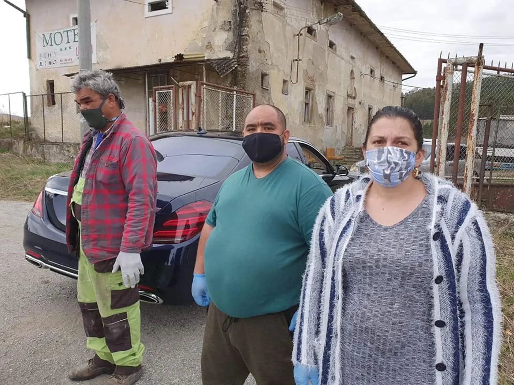 Osadníci sa návšteve svojho kráľa potešili.