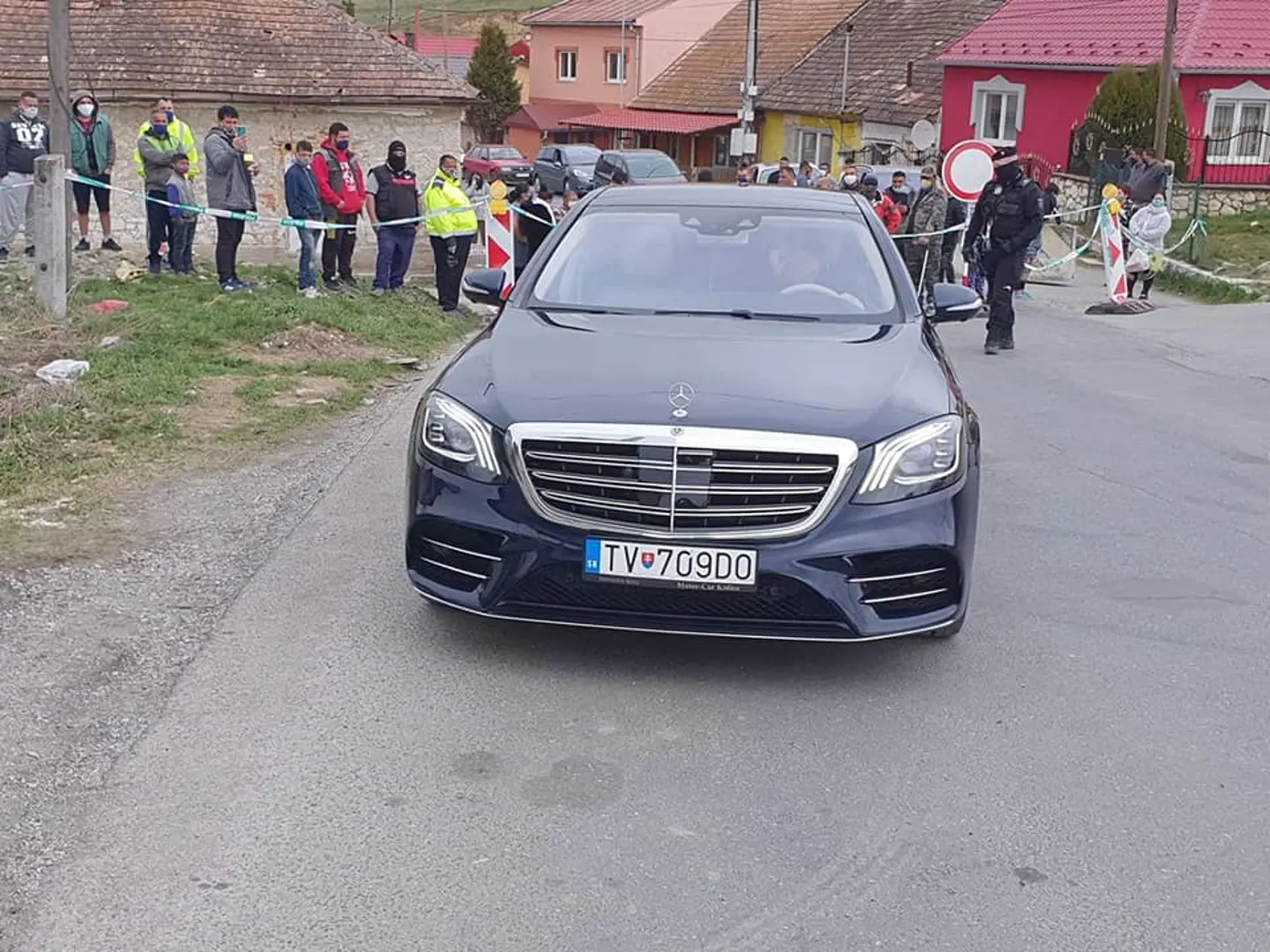 Rómsky kráľ prišiel do osady na luxusnom aute.
