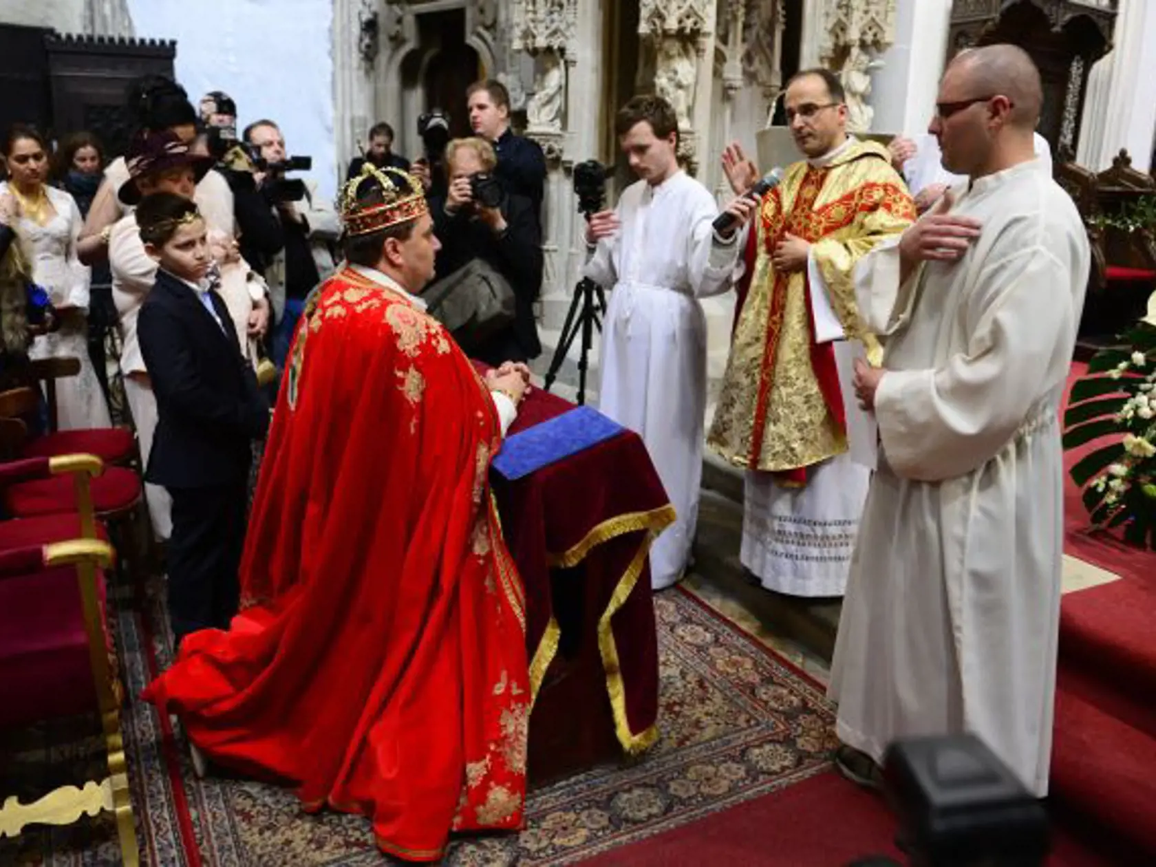 Korunovácia rómskeho kráľa, Róberta Botoša v Košiciach 12. apríla 2014. FOTO TASR – Milan Kapusta