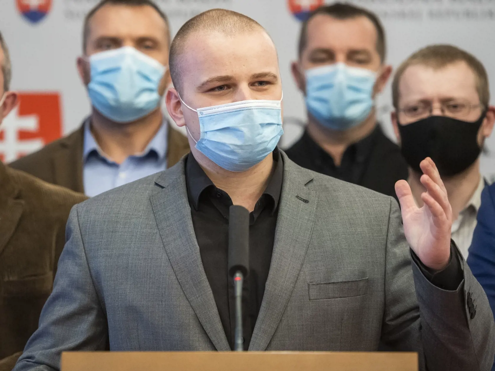 Na snímke poslanci NR SR za ĽSNS zľava Marian Kotleba, Miroslav Suja, Milan Mazurek, Ondrej Ďurica a Rastislav Schlosár počas tlačového brífingu k mimoriadnej schôdzi NR SR k novele ústavného zákona o bezpečnosti štátu v Bratislave 28. decembra 2020.  Opozičná ĽSNS vníma krok hlavného hygienika SR Jána Mikasa, ktorý umožnil prísť do parlamentu aj poslancom nakazeným novým koronavírusom, ako výsmech občanom SR a plánuje vo veci podať trestné oznámenie. FOTO TASR - Jaroslav Novák