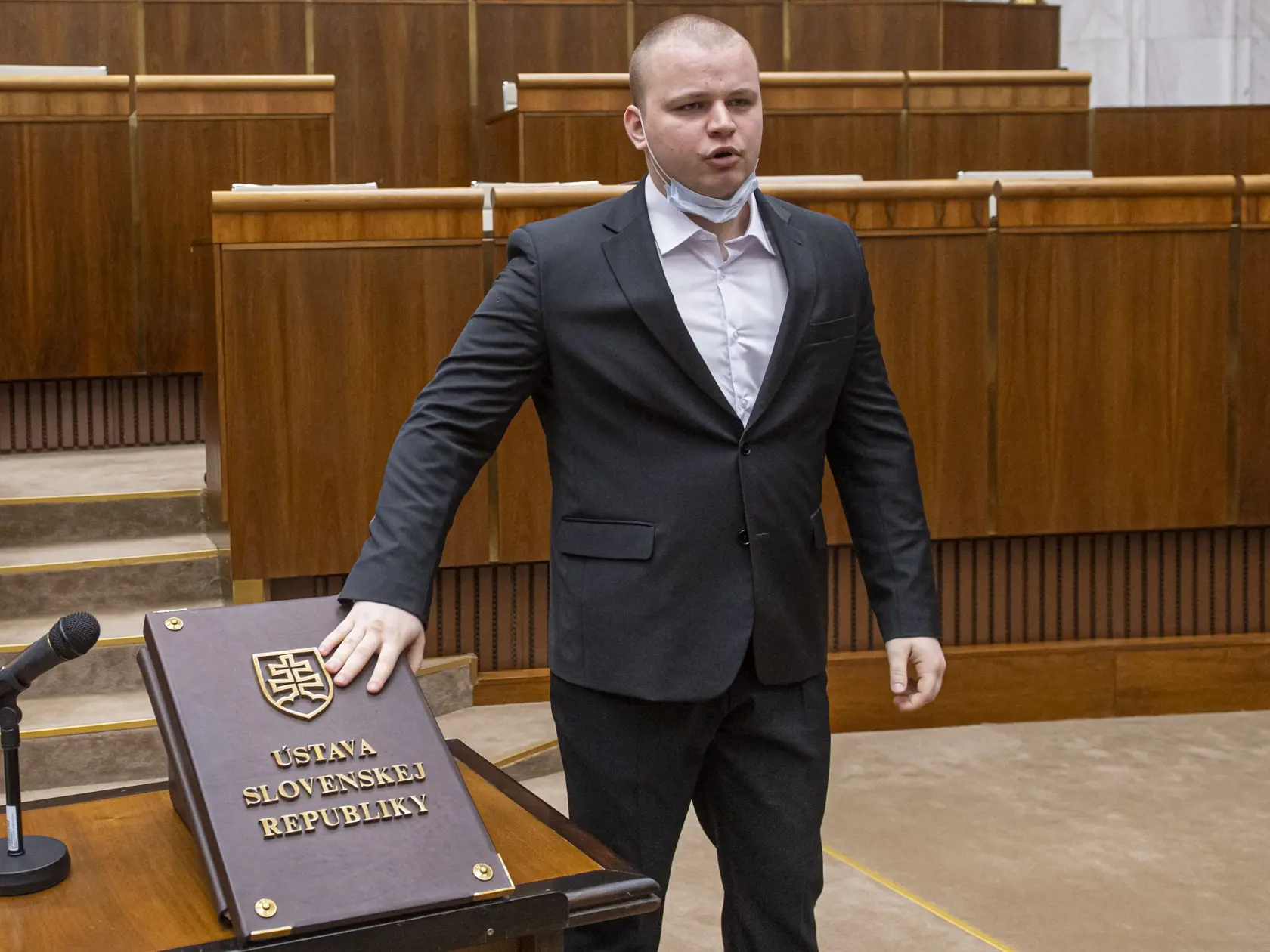 Na snímke Milan Mazurek (ĽSNS) skladá poslanecký sľub počas ustanovujúcej schôdze Národnej rady Slovenskej republiky (NR SR) VIII. volebného obdobia 20. marca 2020 v Bratislave. FOTO TASR - Michal Svítok 
