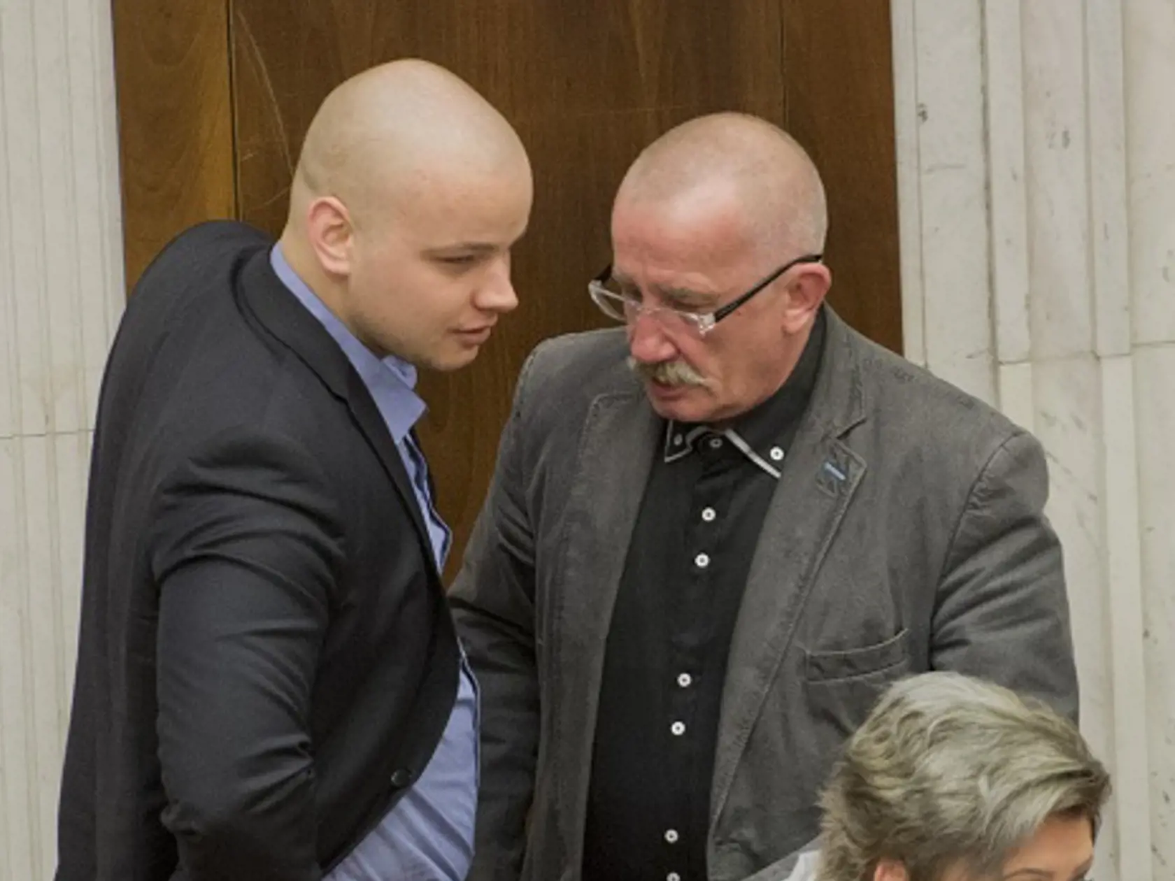 Na snímke poslanci Stanislav Mizík a Milan Mazurek (Kotleba - Ľudová strana Naše Slovensko ) počas pokračujúcej 12. schôdze parlamentu. Bratislava, 1. februára 2017.  FOTO TASR - Michal Svítok