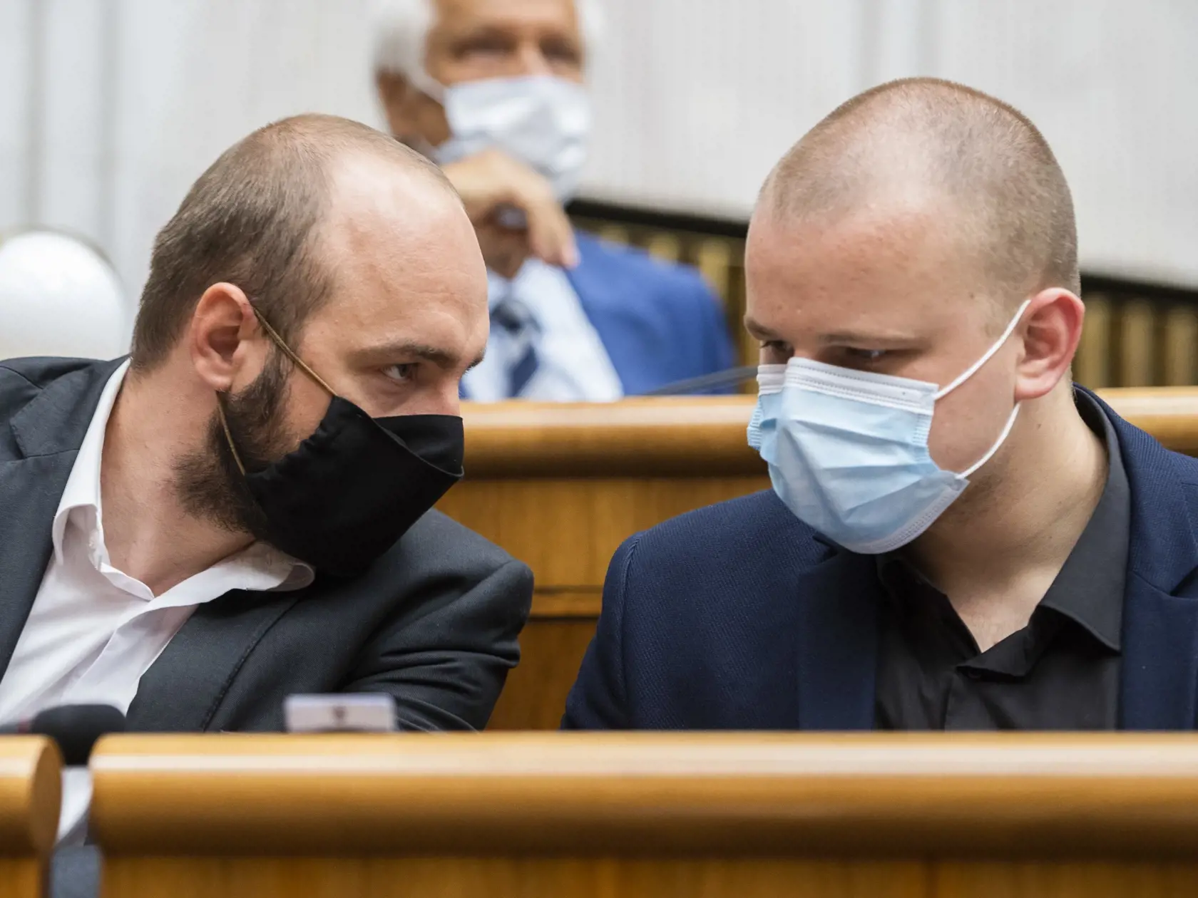 Na snímke zľava poslanci Andrej Medvecký a Milan Mazurek (obaja ĽSNS) počas hlasovania o programovom vyhlásení vlády na 6. rokovaní NR SR v Bratislave 30. apríla 2020. FOTO TASR - Jaroslav Novák