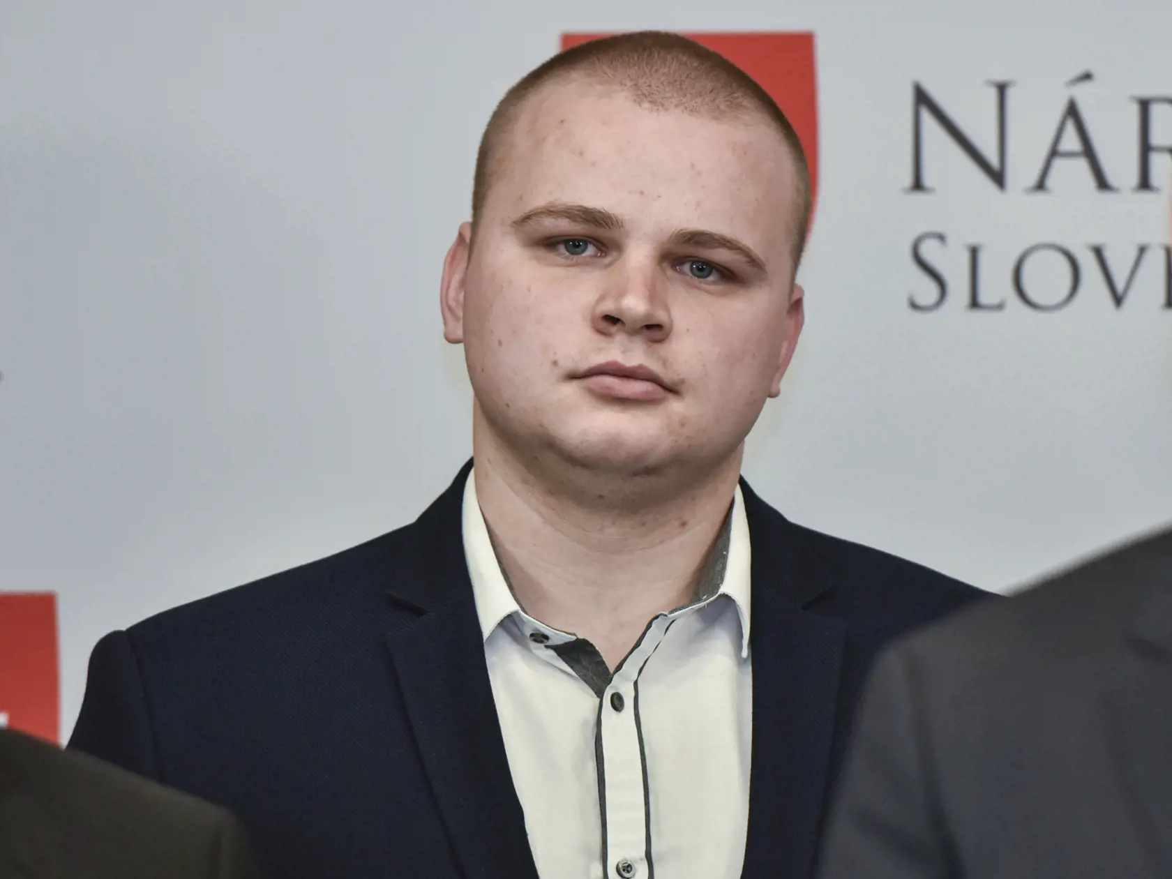 Na snímke uprostred exposlanec NR SR Milan Mazurek počas tlačovej konferencie ĽSNS, na ktorej predstavili kandidačnú listinu do budúcoročných parlamentných volieb, 29. novembra 2019 v Bratislave. Parlamentné voľby sa budú konať 29. februára 2020. FOTO TASR - Pavol Zachar