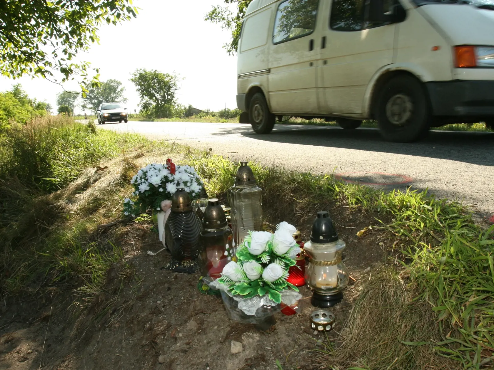 29. jún 2008: Miesto tragickej nehody Rasťa Žitného. Vtedajší markizácky moderátor zrazil na ceste medzi Rohožníkom a Kuchyňou rodinku na bicykloch. Vyhasol pri nej život iba 5-ročného Tomáška.