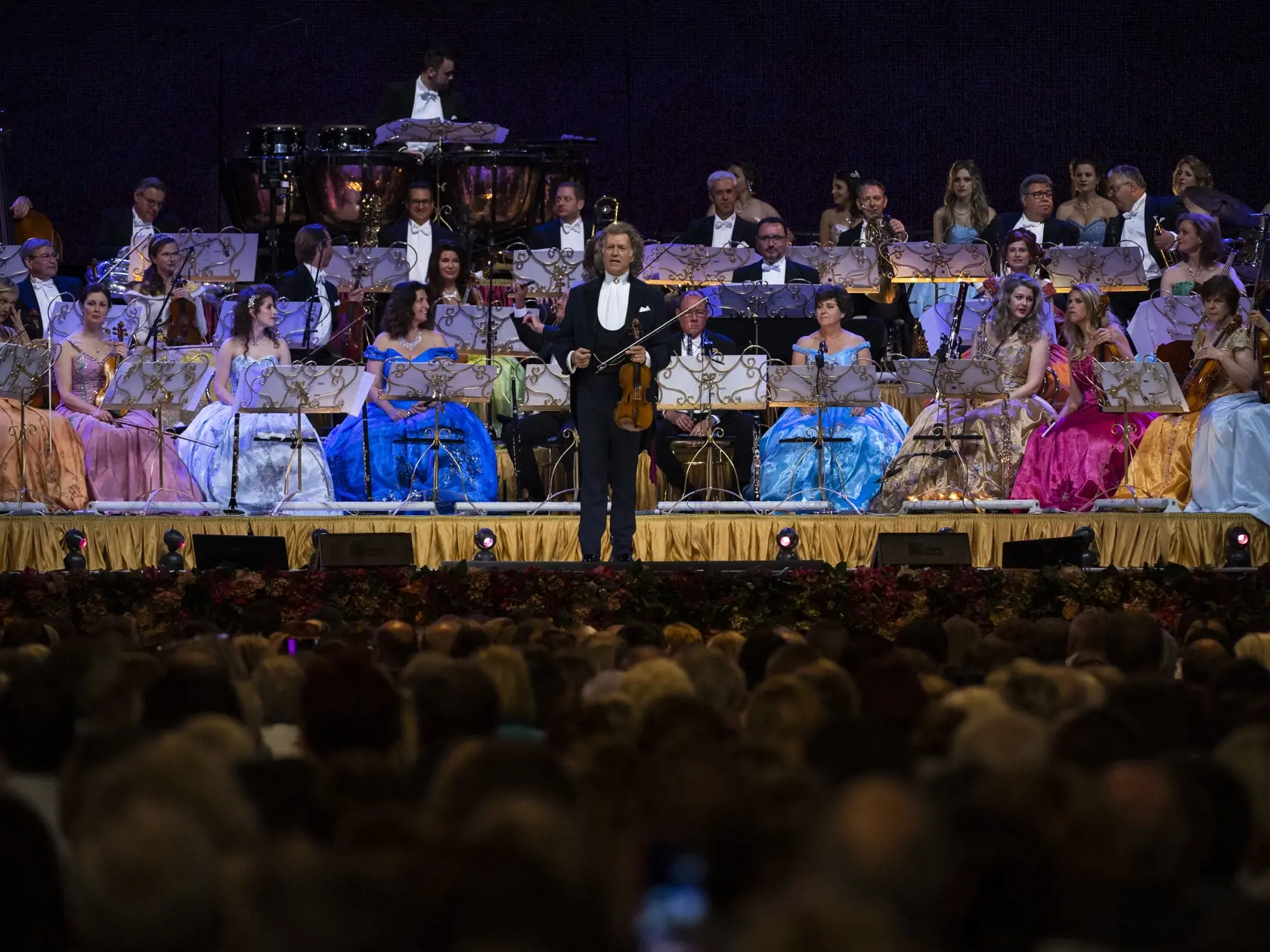 Na snímke holandský huslista a skladateľ André Rieu vystupuje spolu so svojím 60-členným súkromným orchestrom Johann Strauss Orchestra počas koncertu na Zimnom štadióne Ondreja Nepelu 31. mája 2022 v Bratislave. FOTO TASR - Jaroslav Novák