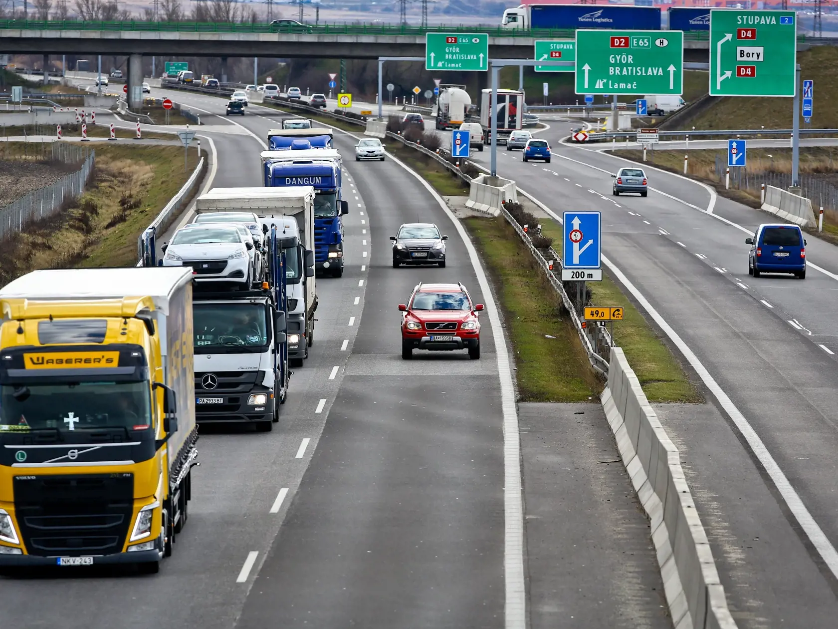 Na snimke system elektronickych dialnicnych znamok pre osobne motorove vozidla na slovenskych dialniciach.