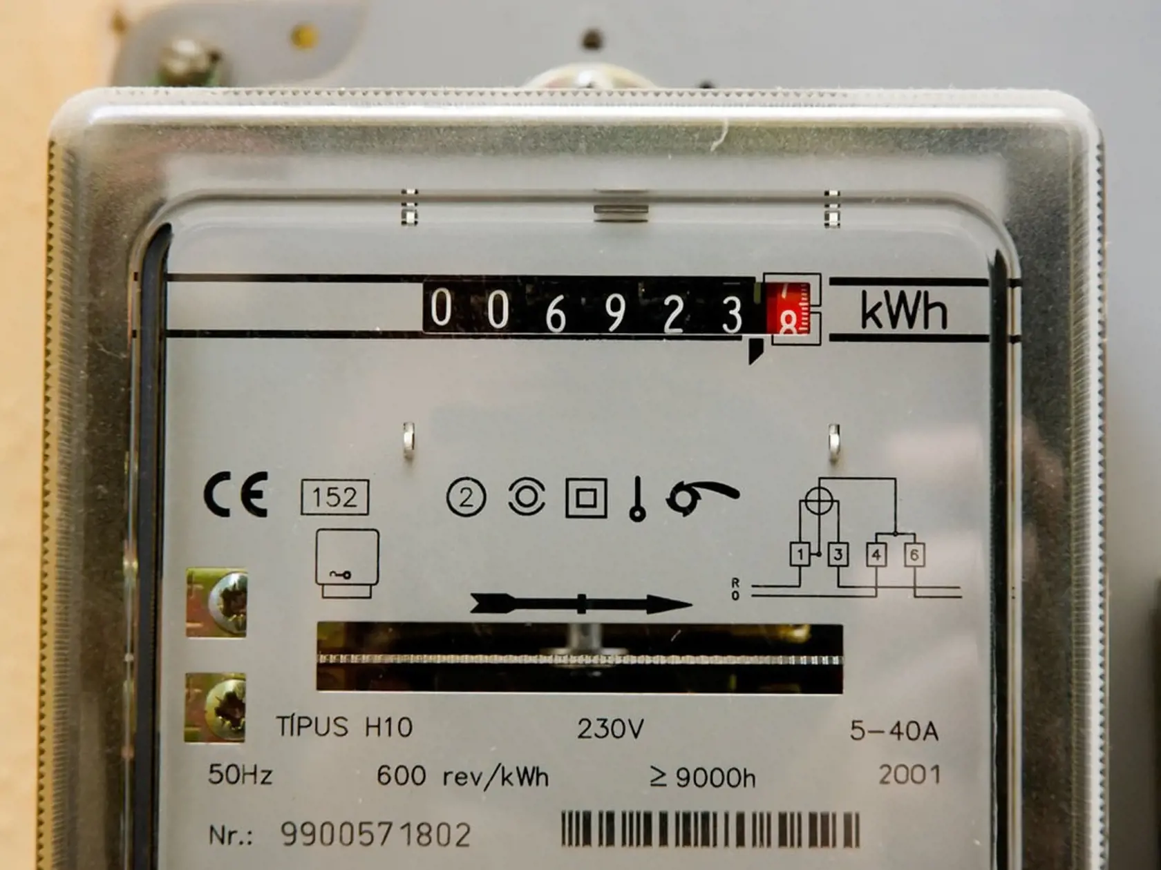Pred odchodom na dovolenku vytiahnite elektrospotrebiče zo siete. Ušetríte desiatky eur.