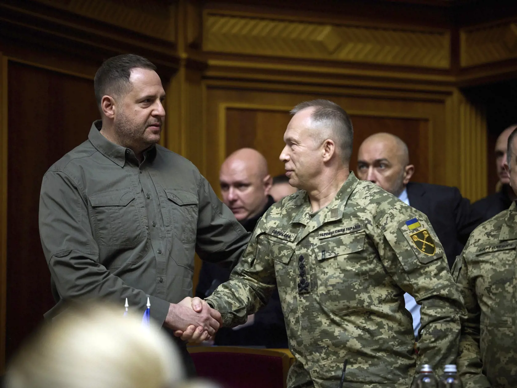 WA 57 Kyjev - Šéf kancelárie ukrajinského prezidenta Andrij Jermak (vľavo) a hlavný veliteľ ukrajinských ozbrojených síl Olexandr Syrskyj si podávajú ruky v parlamente v Kyjeve v stredu 16. októbra 2024.  Ukrajinský prezident Volodymyr Zelenskyj v stredu predstavil svoj takzvaný víťazný plán na ukončenie vojny s Ruskom na mimoriadnom zasadnutí parlamentu. FOTO TASR/AP
                                                    

In this photo provided by the Press Service Of The President Of Ukraine on Oct. 16, 2024, Head of Ukrainian Presidential Office Andriy Yermak, left, shakes hand with Commander-in-Chief of the Armed Forces of Ukraine General Oleksandr Syrskyi at Verkhovna Rada in Kyiv, Ukraine. (Press Service Of The President Of Ukraine via AP)
