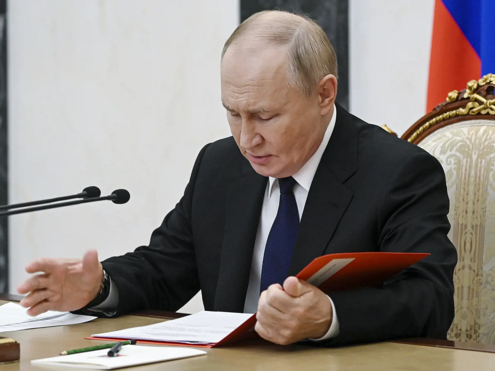 Na snímke ruský prezident Vladimir Putin počas zasadnutia bezpečnostnej rady v Moskve 10. októbra 2024.