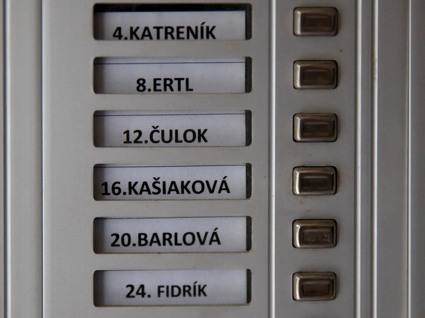 Situácia po útoku nožom vo Vrútkach, pri ktorom okrem útočníka prišiel o život aj zástupca školy Jaroslav Budz a niekoľko ľudí vrátane detí bolo zranených. Na snímke je zvonček bytového domu v ktorom žije rodina útočníka.