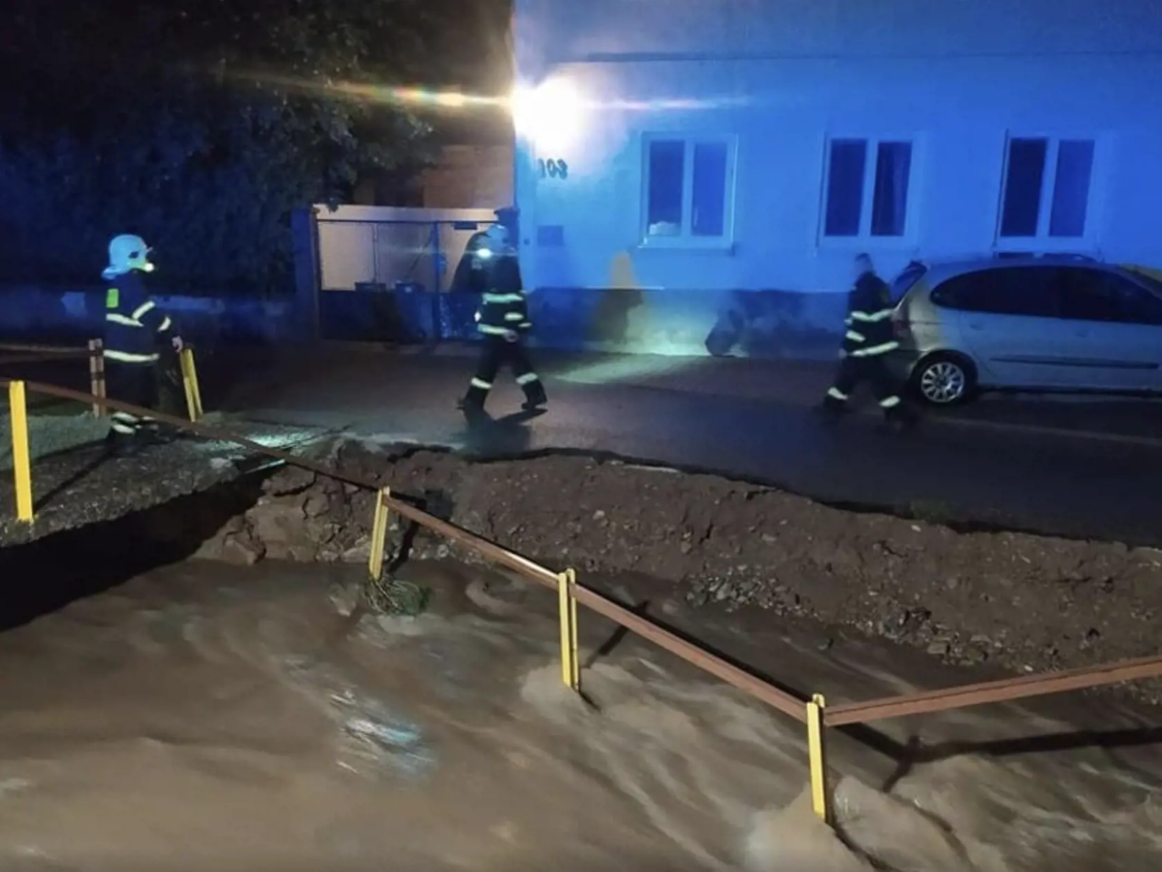 Blesková povodeň z noci na pondelok spôsobila vo Valaskej Belej (okres Prievidza) státisícové škody.