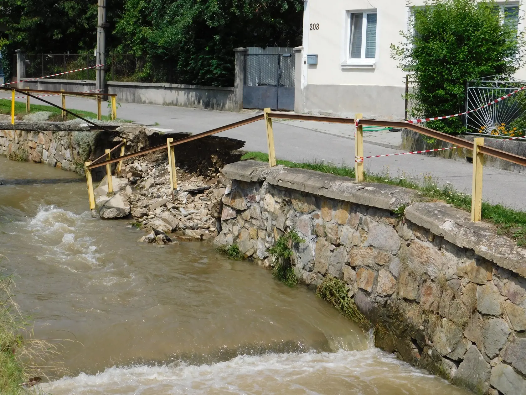 Blesková povodeň z noci na pondelok spôsobila vo Valaskej Belej (okres Prievidza) státisícové škody. Vyliate prítoky Nitrice a voda z lesov tam zaplavila pivnice rodinných domov a podmyla viacero ciest. Valaská Belá 26. júla 2021.