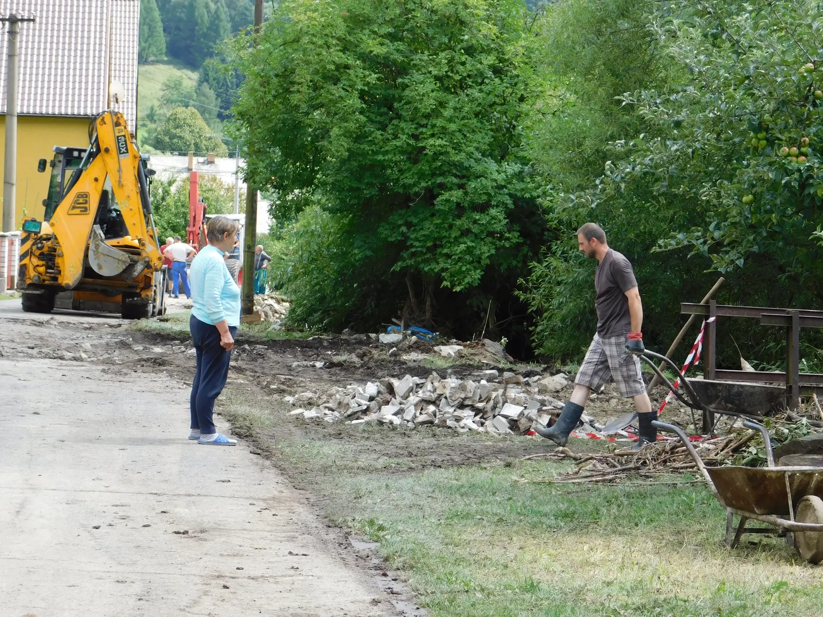 Na snímke obyvatelia odstraňujú škody po povodni v obci Valaská Belá v pondelok 2. augusta 2021.