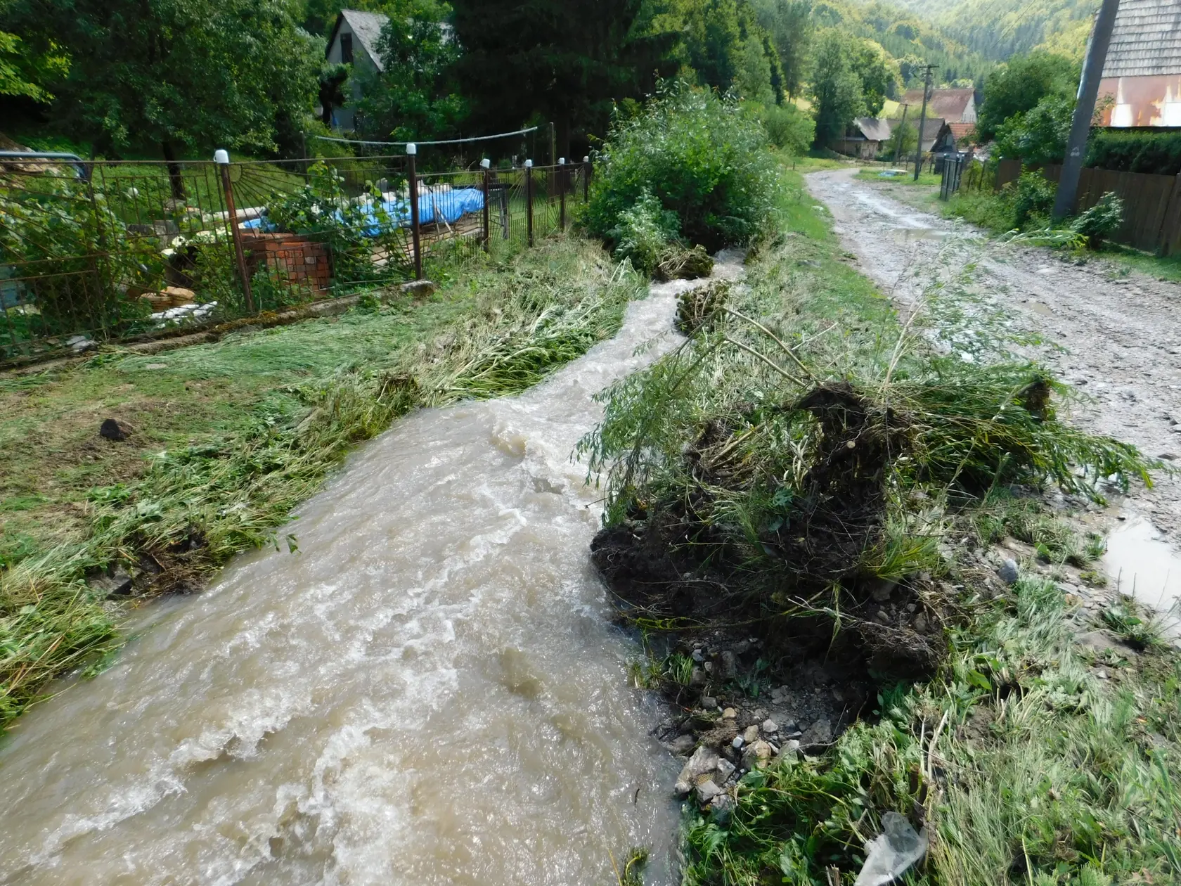 Blesková povodeň z noci na pondelok spôsobila vo Valaskej Belej (okres Prievidza) státisícové škody. Vyliate prítoky Nitrice a voda z lesov tam zaplavila pivnice rodinných domov a podmyla viacero ciest. Valaská Belá 26. júla2021.