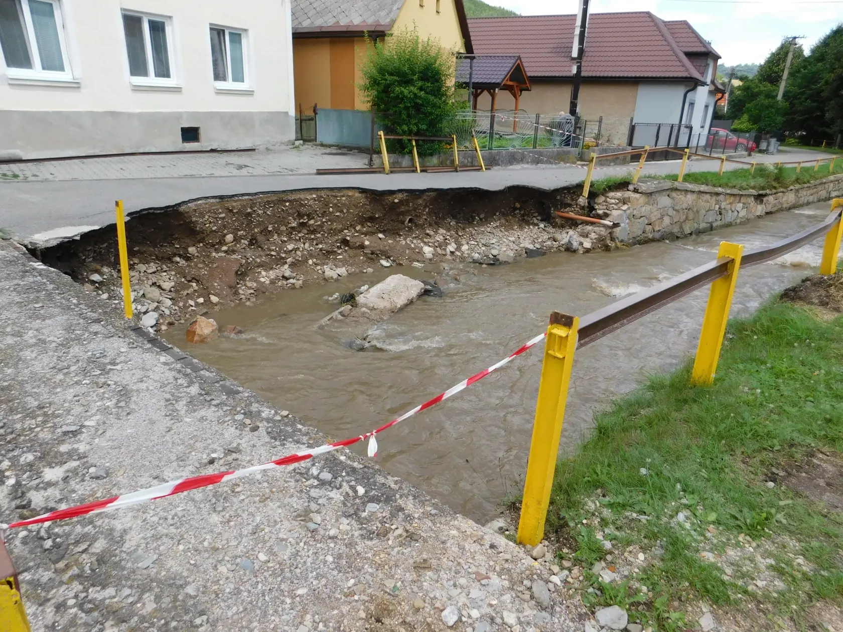 Na snímke časť strhnutej cesty v obci Valaská Belá v pondelok 2. augusta 2021.