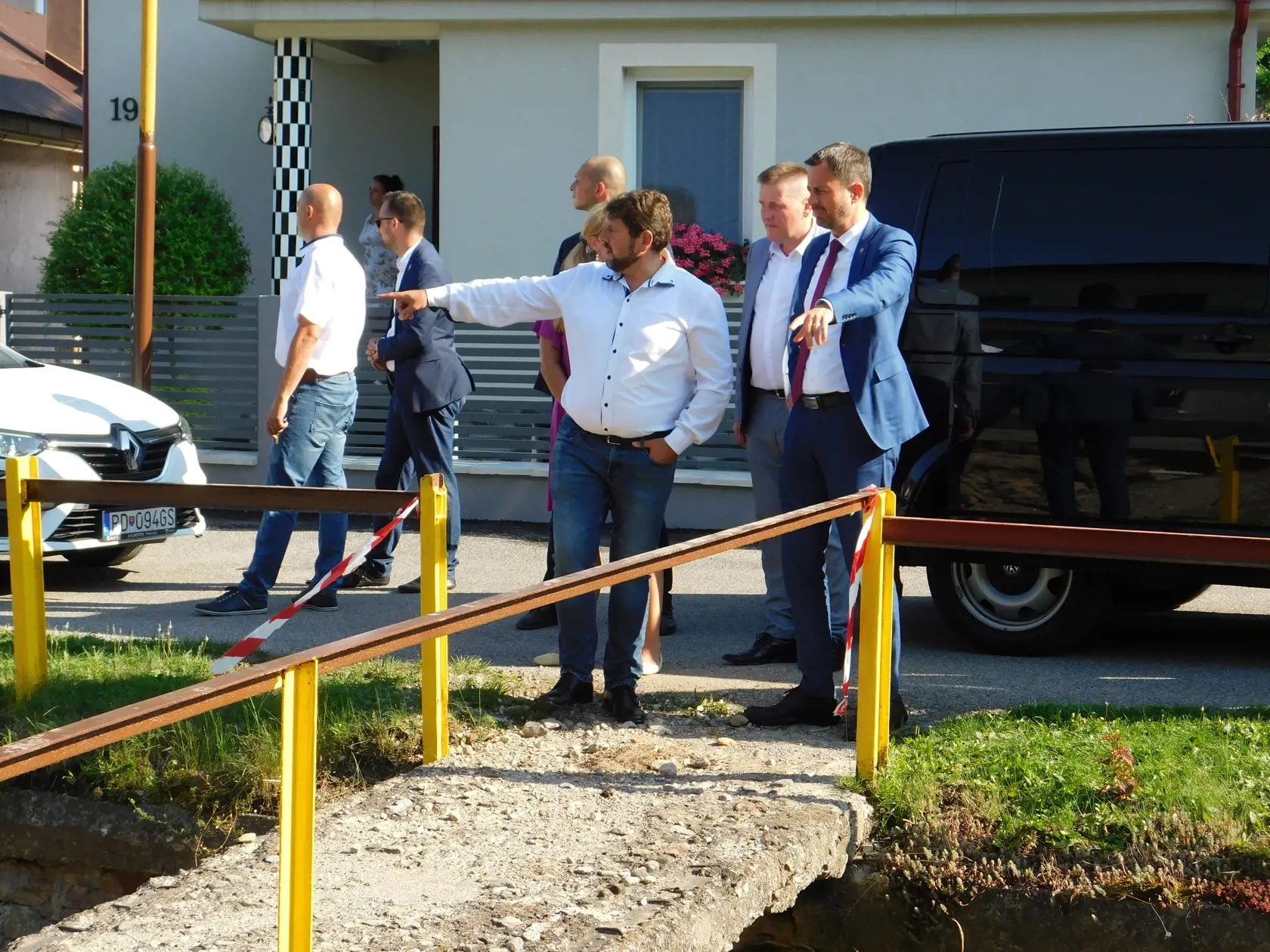 Na snímke vpravo premiér SR Eduard Heger a vľavo starosta Valaskej Belej Miloš Cúcik vo Valaskej Belej 30. júla 2021.