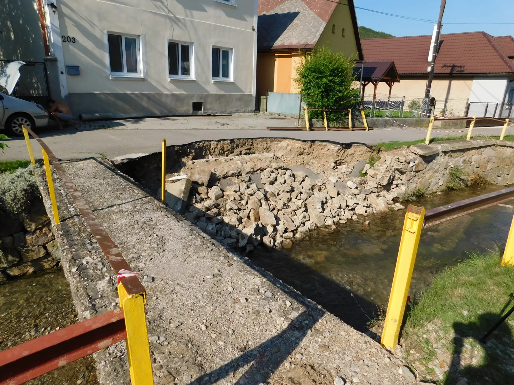 Na snímke poškodená cesta po povodni vo Valaskej Belej v 30. júla 2021.