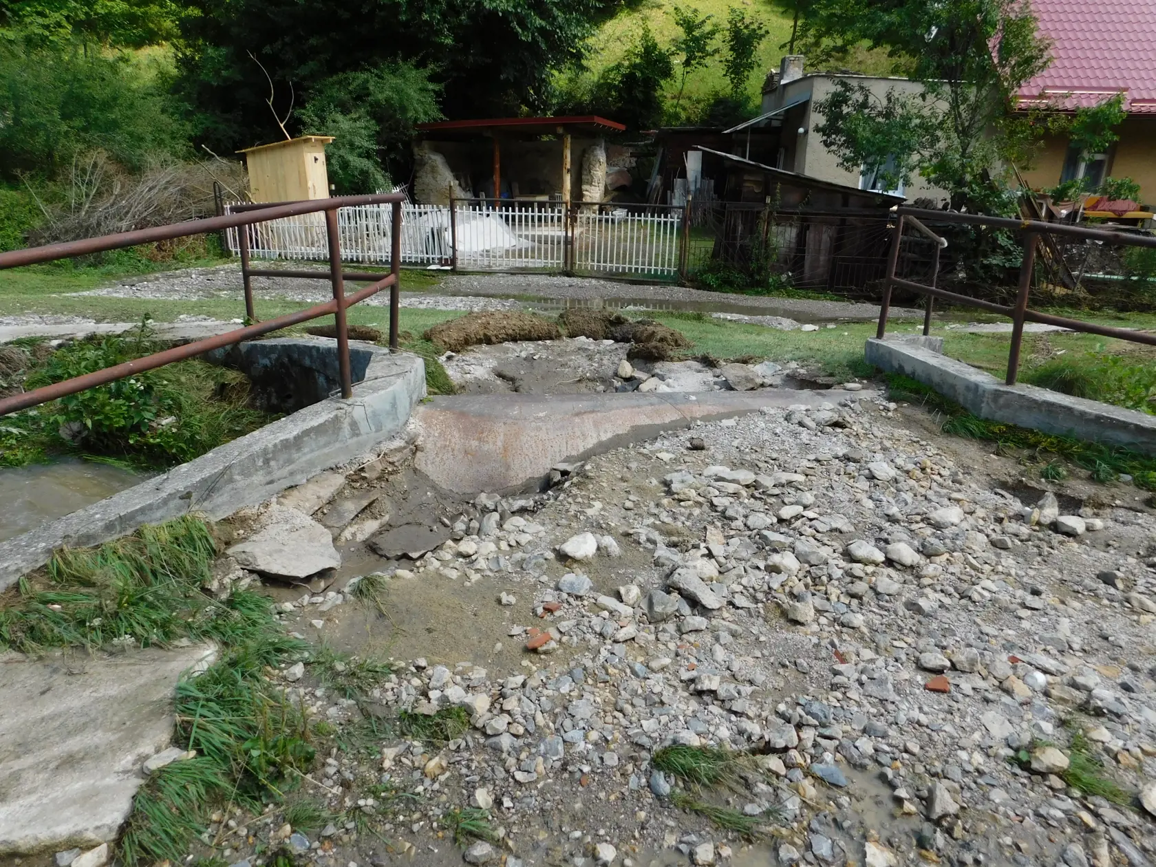 Blesková povodeň z noci na pondelok spôsobila vo Valaskej Belej (okres Prievidza) státisícové škody. Vyliate prítoky Nitrice a voda z lesov tam zaplavila pivnice rodinných domov a podmyla viacero ciest. Valaská Belá 26. júla2021.