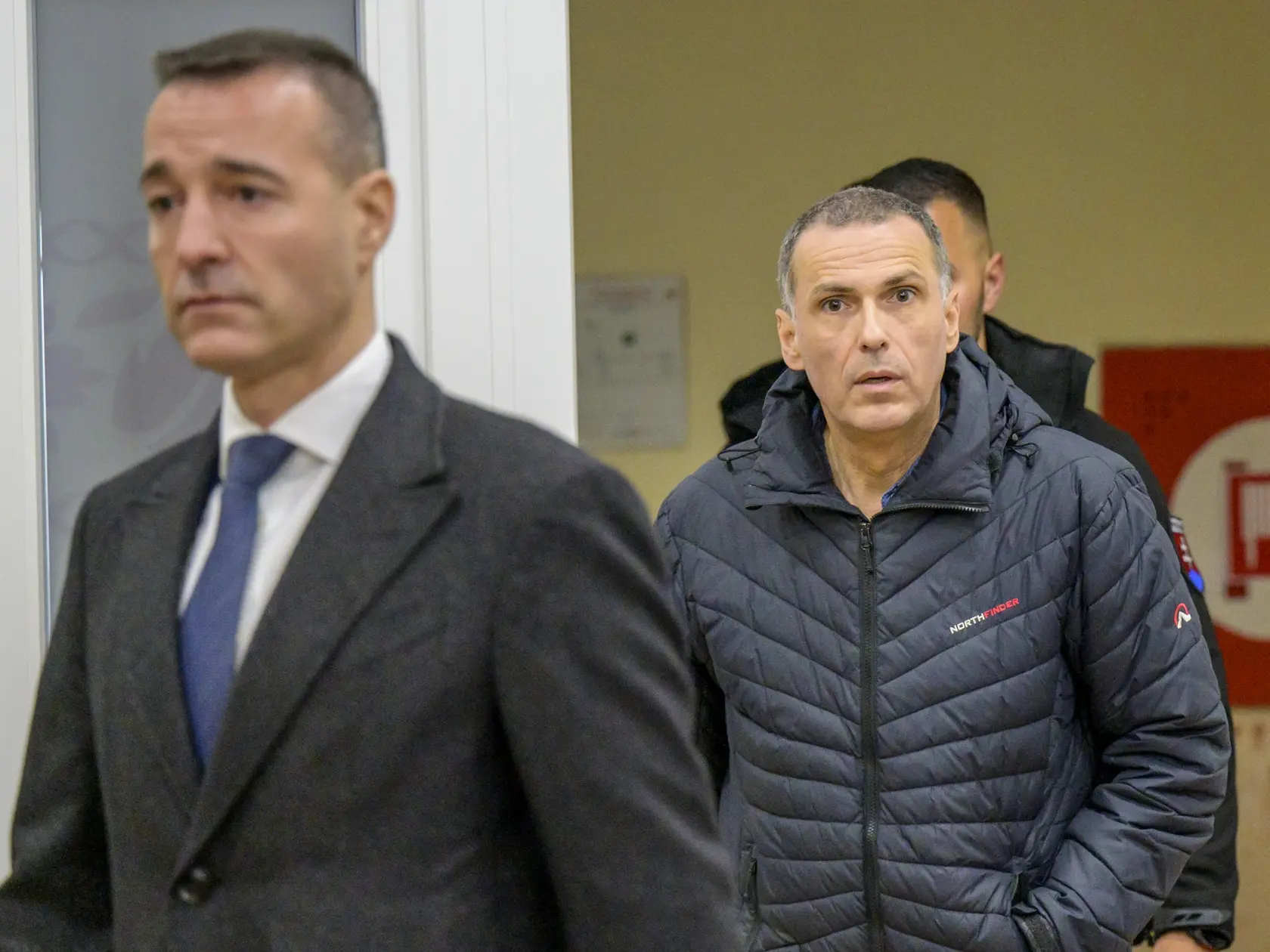 Na snímke generálny prokurátor SR Maroš Žilinka (uprostred) a minister školstva, výskumu, vývoja a mládeže SR Tomáš Drucker (vľavo, HLAS-SD) prichádzajú na tlačovú konferenciu po útoku nožom na gymnáziu v meste Spišská Stará Ves (okres Kežmarok) vo štvrtok 16. januára 2025. Po útoku hlásia dvoch mŕtvych. Obeťami útoku sú dve ženy, 18-ročná študentka a 51-ročná zástupkyňa riaditeľa. Zranená bola 18-ročná žiačka, ktorú so stredne ťažkými poraneniami previezli do nemocnice v Poprade. Na mieste boli ošetrení aj 51-ročný muž a 62-ročná žena z dôvodu akútnej stresovej reakcie.