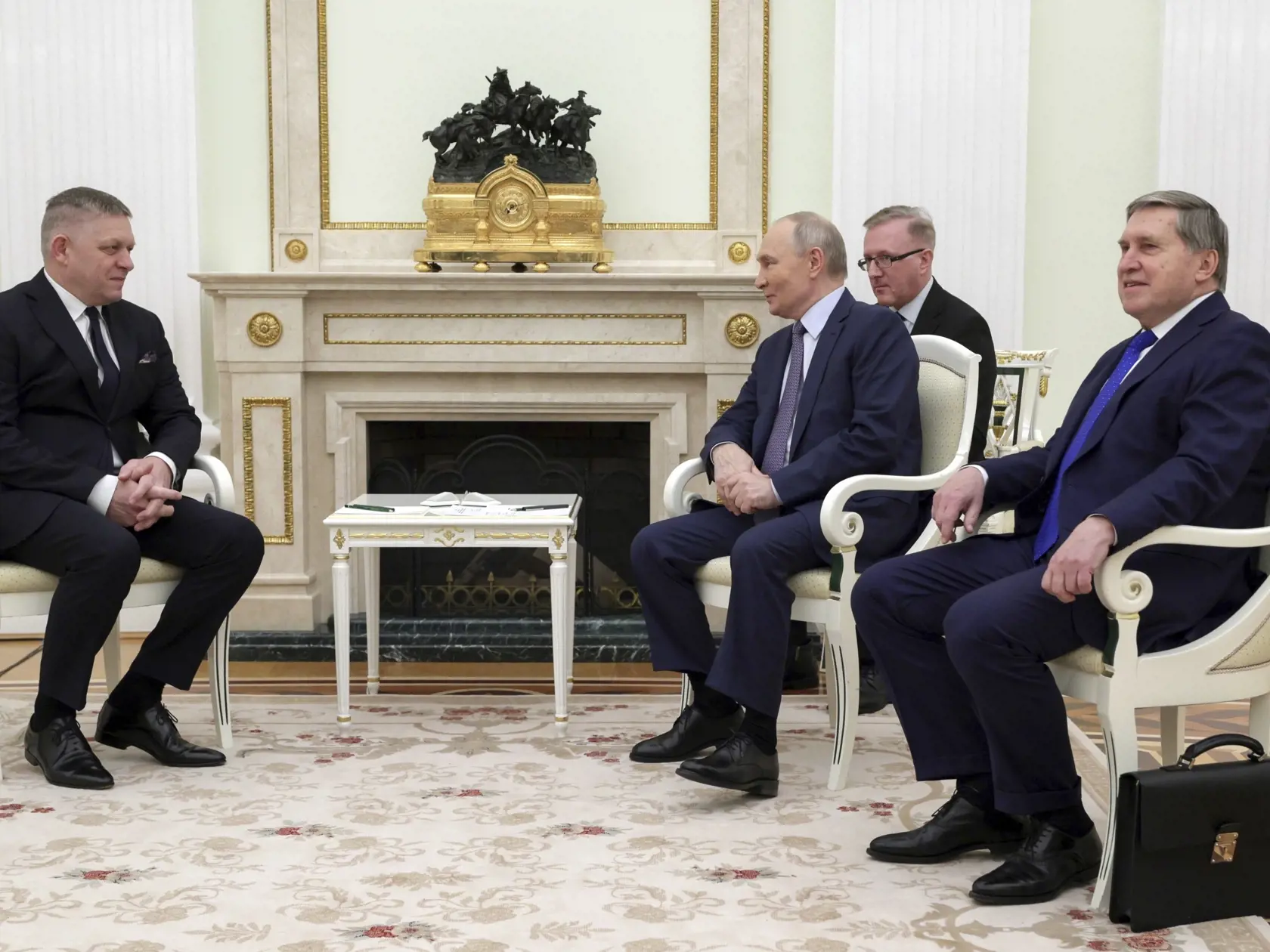 Ruský prezident Vladimir Putin (tretí vpravo) a slovenský premiér Robert Fico (vľavo) počas stretnutia v Moskve 22. decembra 2024.