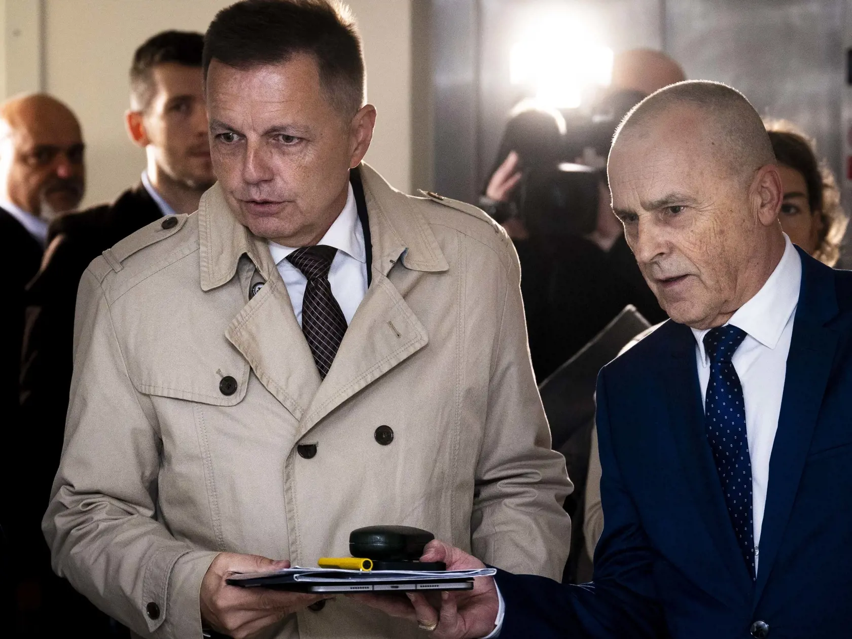 Na snímke zľava obžalovaný guvernér Národnej banky Slovenska (NBS) a exminister financií Peter K. (vľavo) a advokát Peter Mularčík prichádzajú na hlavné pojednávanie na Špecializovaný trestný súd (ŠTS) v Pezinku v piatok 11. októbra 2024. Expolitika Smeru Petra K. obžaloval prokurátor za to, že v roku 2017 podplatil riaditeľa finančnej správy Františka Imreczeho, aby zariadil urýchlenie niektorých konaní vo firmách Kažimírovho známeho. Kým bývalý prezident daniarov Imrecze tvrdí, že za to dostal úplatok necelých 50-tisíc eur, exminister Kažimír korupčné správanie od začiatku popiera. FOTO TASR - Jakub Kotian