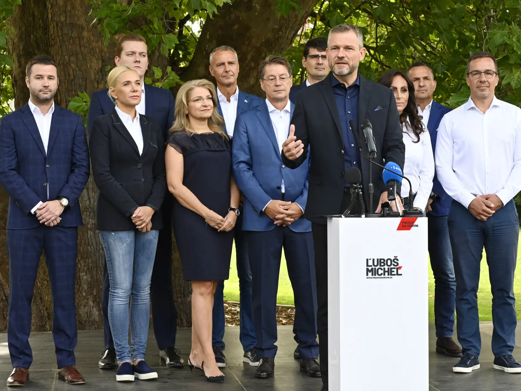 O post primátora Prešova sa v jesenných komunálnych voľbách bude uchádzať projektový manažér a bývalý medzinárodný futbalový rozhodca Ľuboš Micheľ. Oznámil to v piatok na tlačovej konferencii v Prešove. O priazeň voličov zabojuje ako kandidát strany Hlas-SD. Na snímke v popredí predseda strany Hlas-SD Peter Pellegrini, naľavo za ním kandidát na post primátora mesta Prešov Ľuboš Micheľ s manželkou Dankou. Prešov, 2. septembra 2022.
