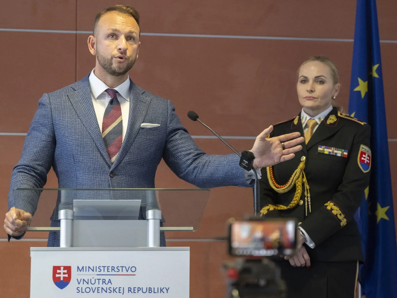 Vpravo nová prezidentka Policajného zboru SR Jana Maškarová a vľavo minister vnútra SR Matúš Šutaj-Eštok (Hlas) počas tlačovej konferencie 27. januára 2025 v Bratislave. Na pozícii nahradí Ľubomíra Soláka, ktorý vo funkcii skončil v súvislosti s útokom na gymnáziu v Spišskej Starej Vsi. 