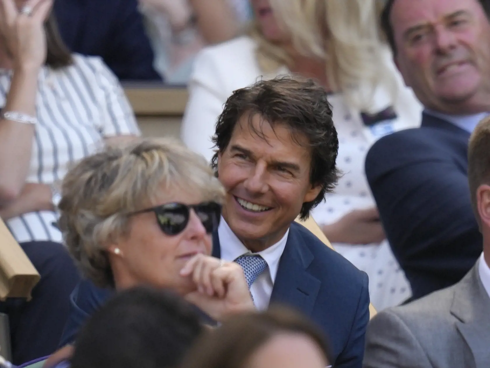 Viac ako kaskadérske kúsky Toma Cruisa na záver olympiády v Paríži, riešili ľudia na internete jeho spuchnutú tvár.aStarnutie akoby bolo dlho pre Toma Cruisa jeho vlastnou „Mission: Impossible“. No špekuluje sa, že vrásky ho dobehli a pomáha si plastikami.