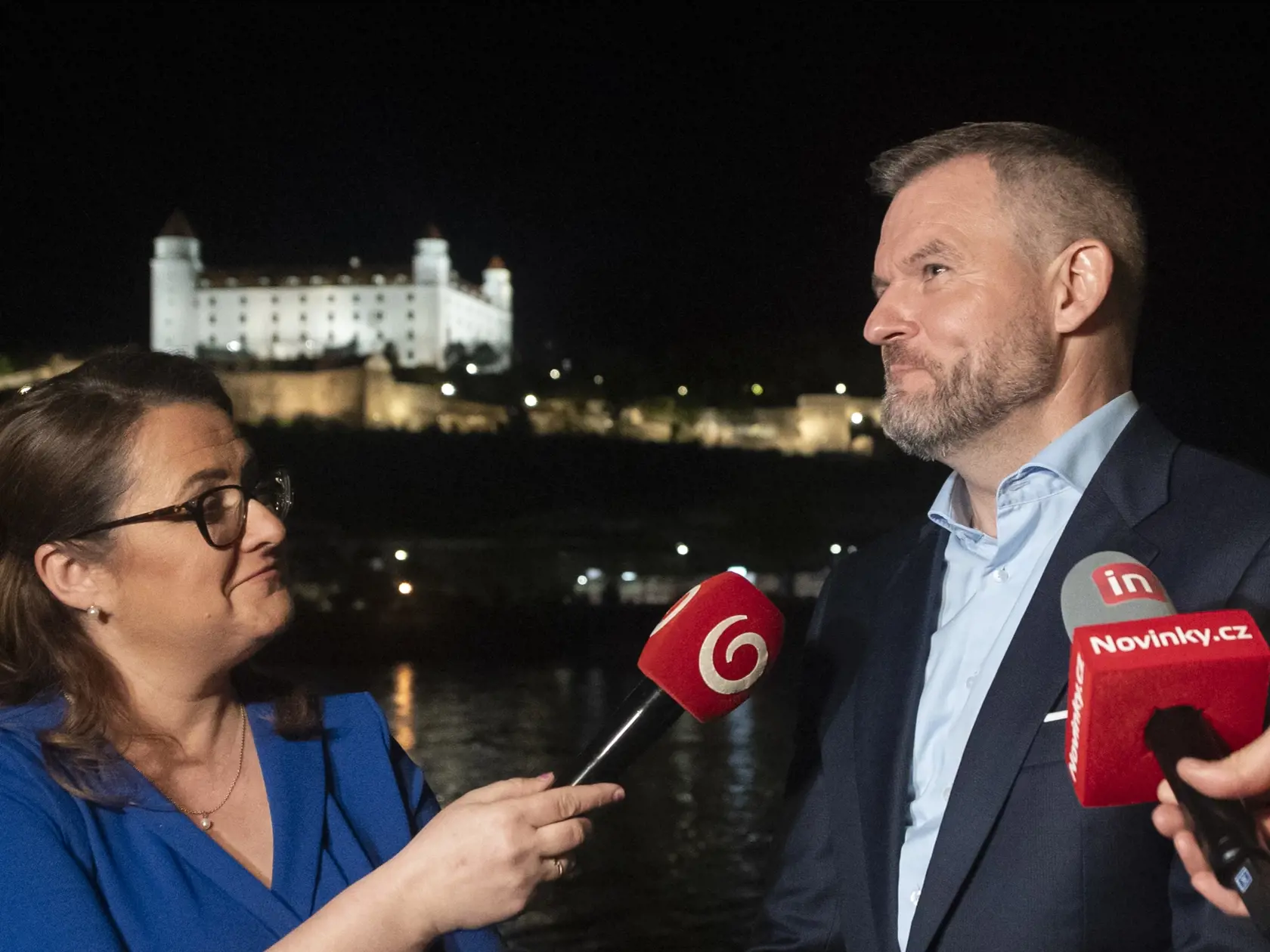Na snímke Peter Pellegrini v rozhovore s novinármi pred volebnou centrálou v sobotu 6. apríla 2024 v Bratislave.