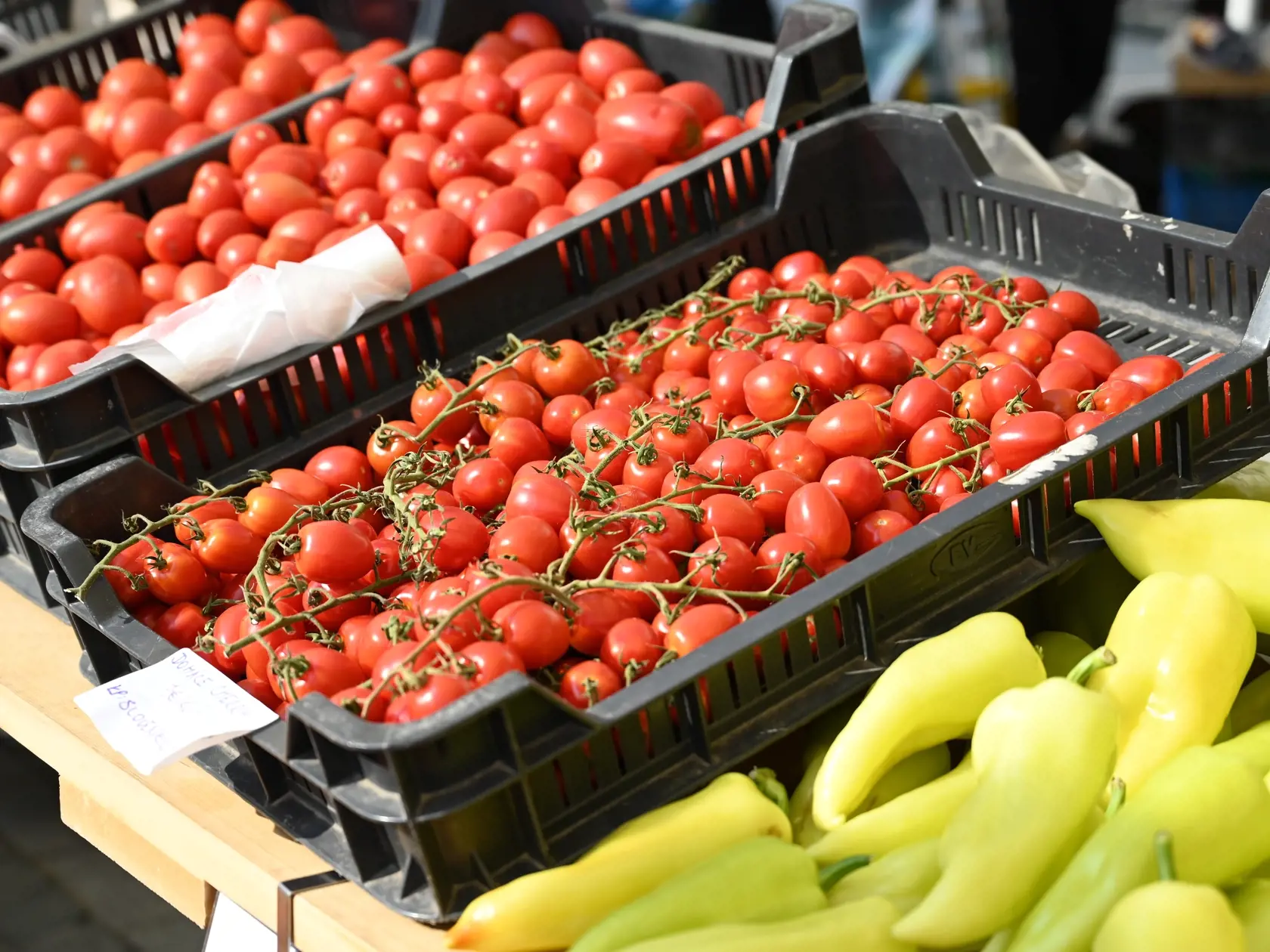 Ľudia, ktorí majú doma záhradku, niečo ušetrili, no tí, ktorí také šťastie nemajú si v supermarketoch a na trhoviskách priplatili za zaleninu o 14,3 % viac.