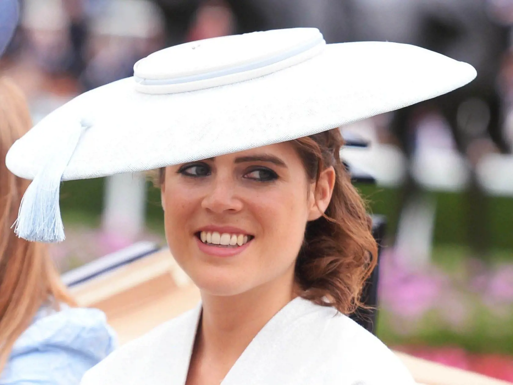 Ascot je príležitosť pre dámy predviesť extravagantné klobúky. Takýto si vybrala princezná Eugenie.