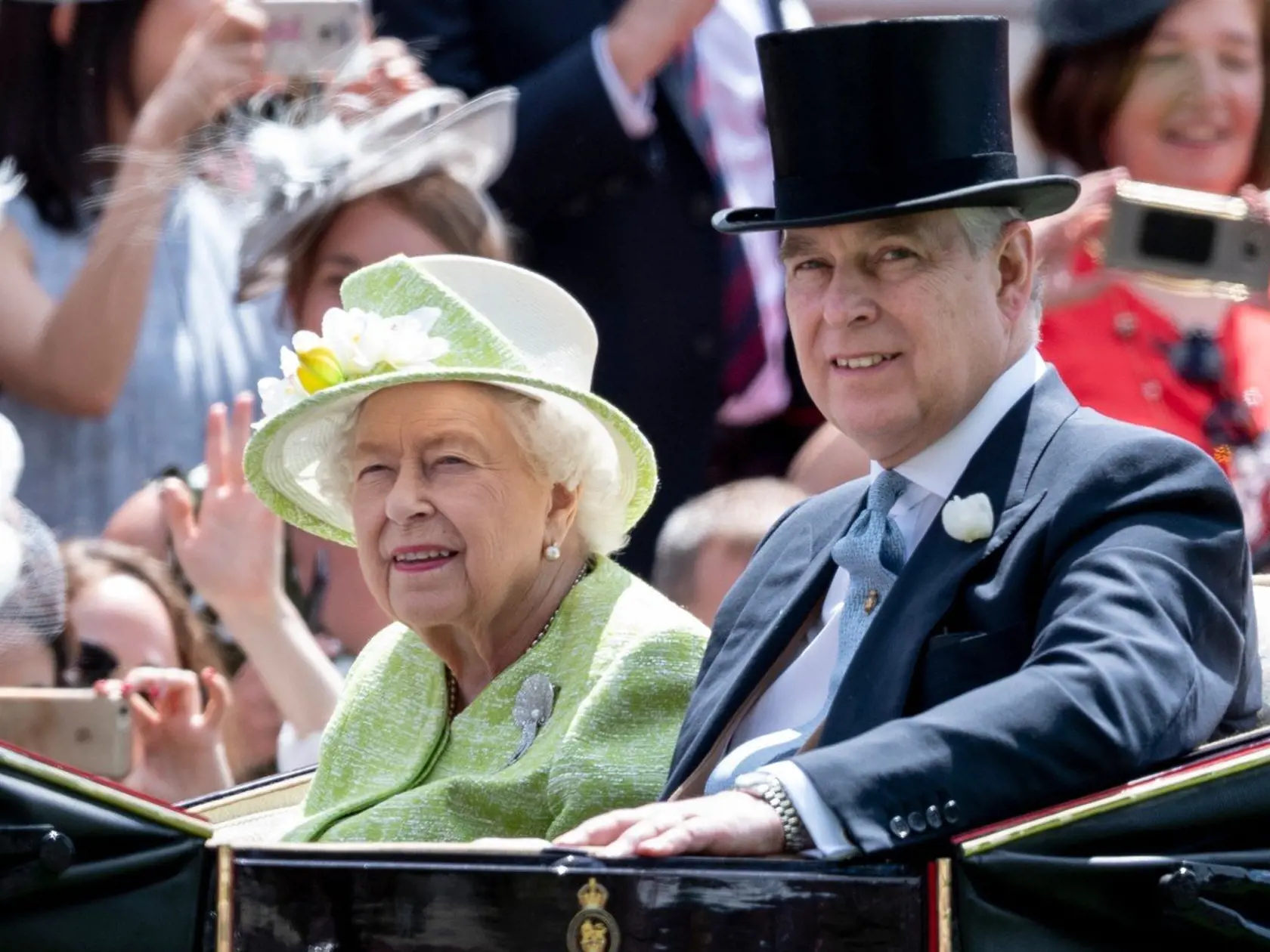 Kráľovná prichádza v sprievode prince Andrewa.