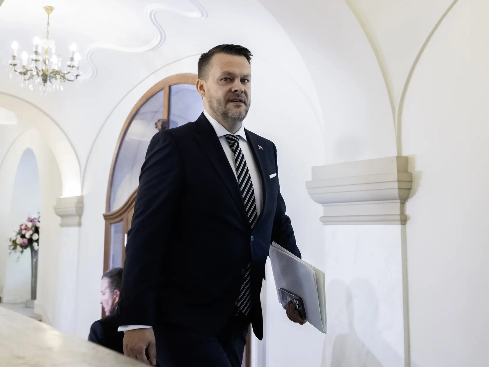 Na snímke minister investícií, regionálneho rozvoja a informatizácie SR Samuel Migaľ prichádza na rokovanie 86. schôdze vlády SR 23. apríla 2025 v Bratislave. 		