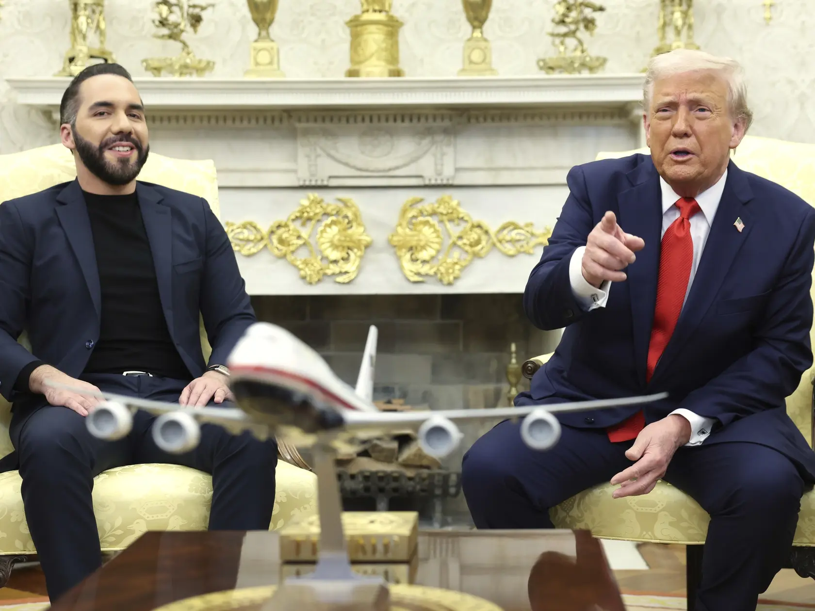 Americký prezident Donald Trump (vpravo) sa rozpráva so salvádorským prezidentom Nayibom Bukelem počas ich stretnutia v Oválnej pracovni Bieleho domu vo Washingtone 14. apríla 2025. FOTO TASR/AP