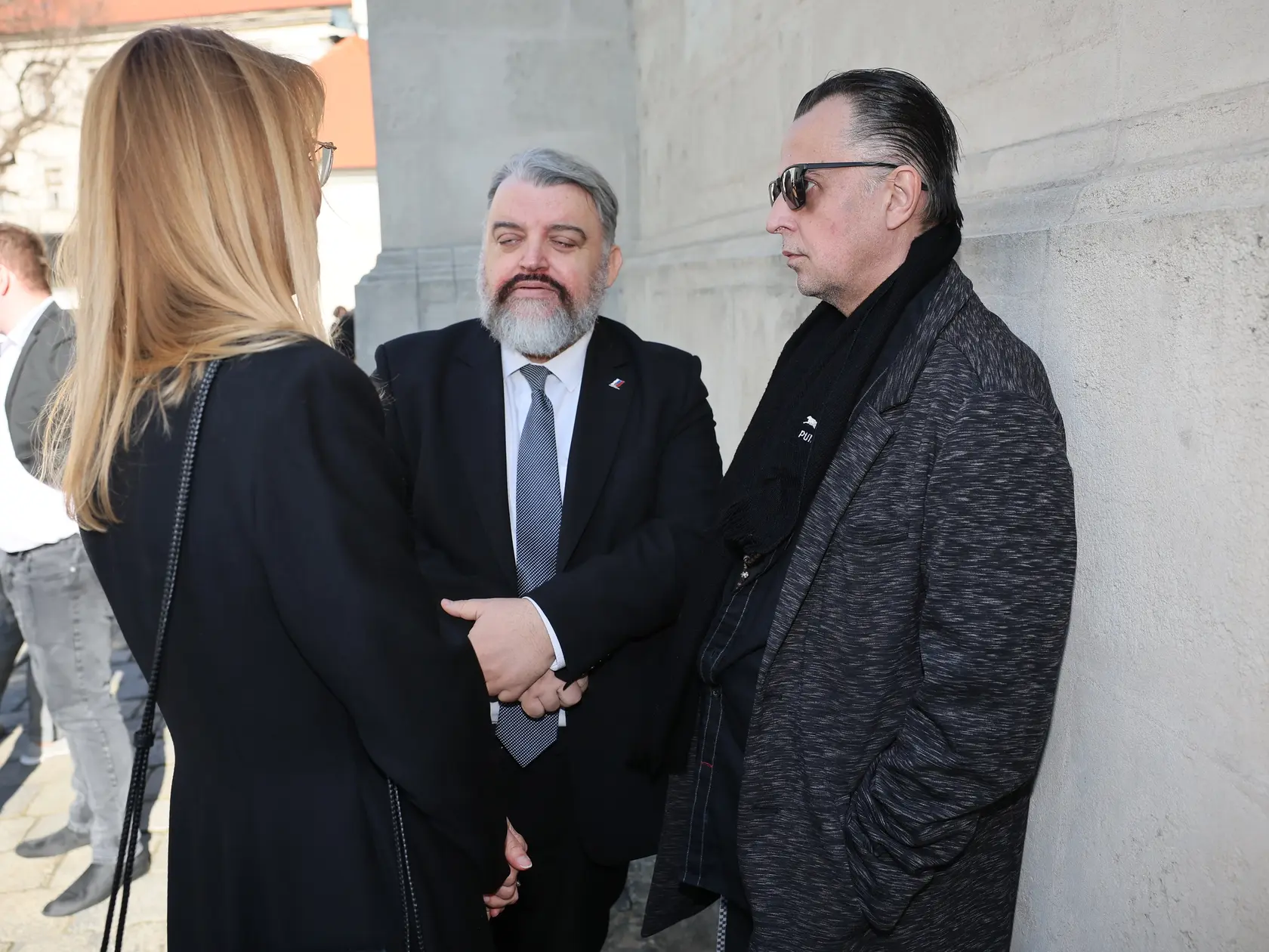 Posledná rozlúčka s hercom Štefanom Kvietikom († 90) v Dóme sv. Martina v Bratislave. Eduard Chmelár a Robo Grigorov. 