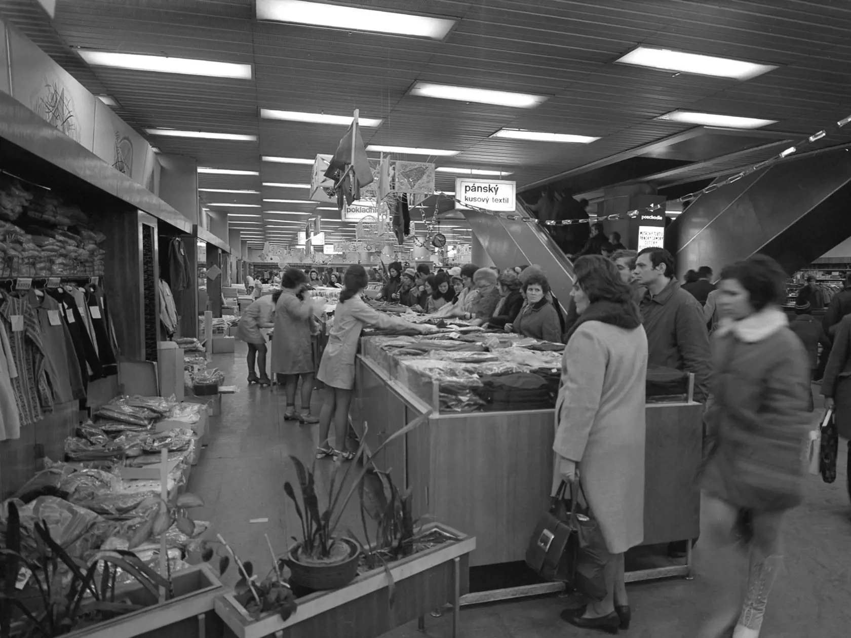 Na archívnej snímke z 20. decembra 1973 kupujúci si prehliadajú textilné výrobky počas predvianočných nákupov v novom obchodnom dome Prior v Košiciach. FOTO TASR - A. Haščák  