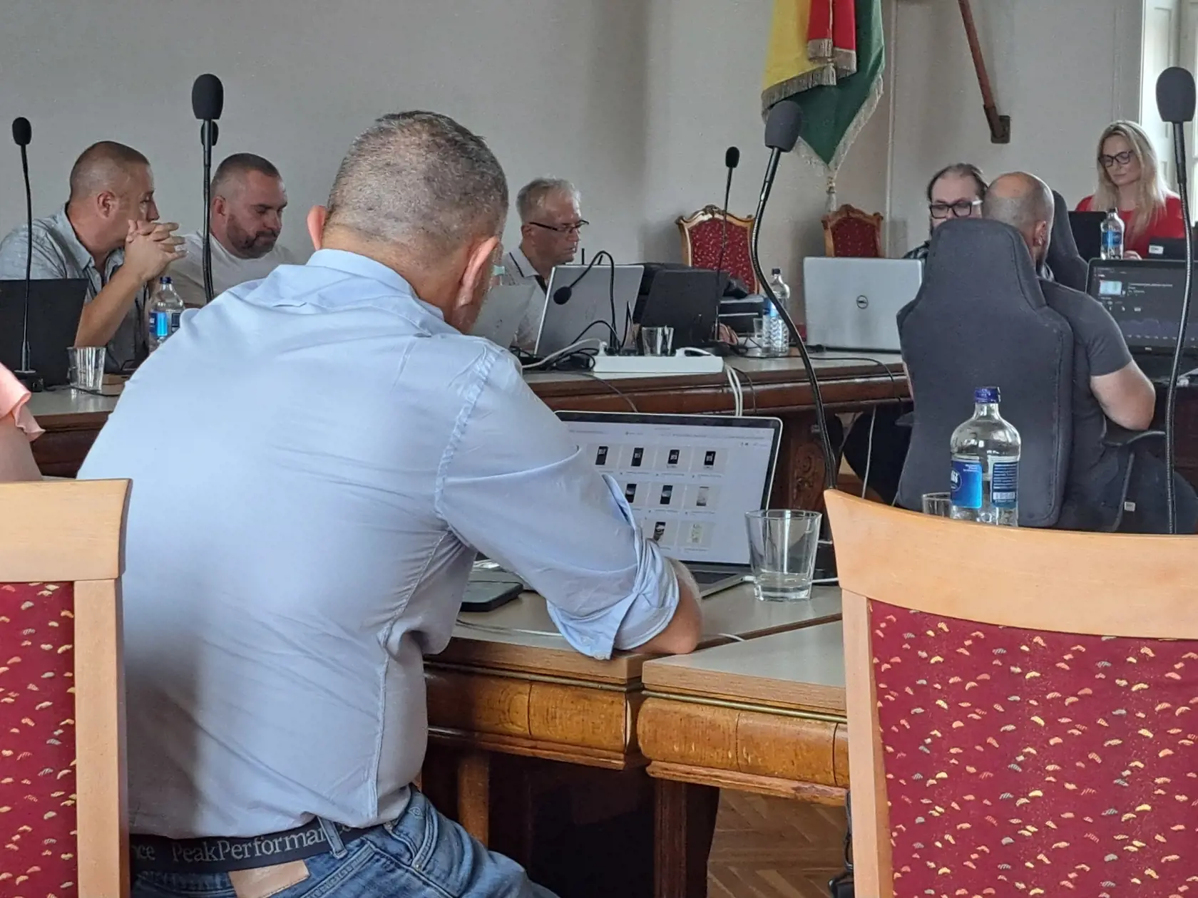 Jeden z poslancov si pri rokovaní pozeral na internete nejaký e-shop, zrejme bolo podľa neho rokovanie veľmi nudné.