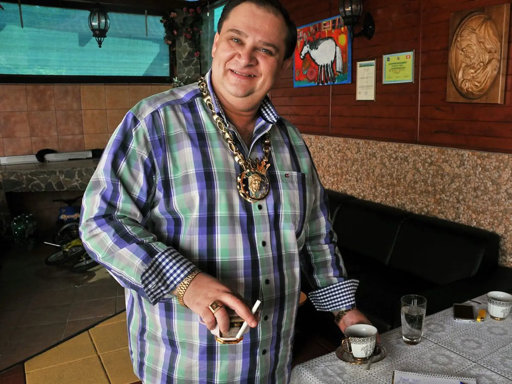 Doma nosí veľký zlatý prívesok s podobizňou Krista.