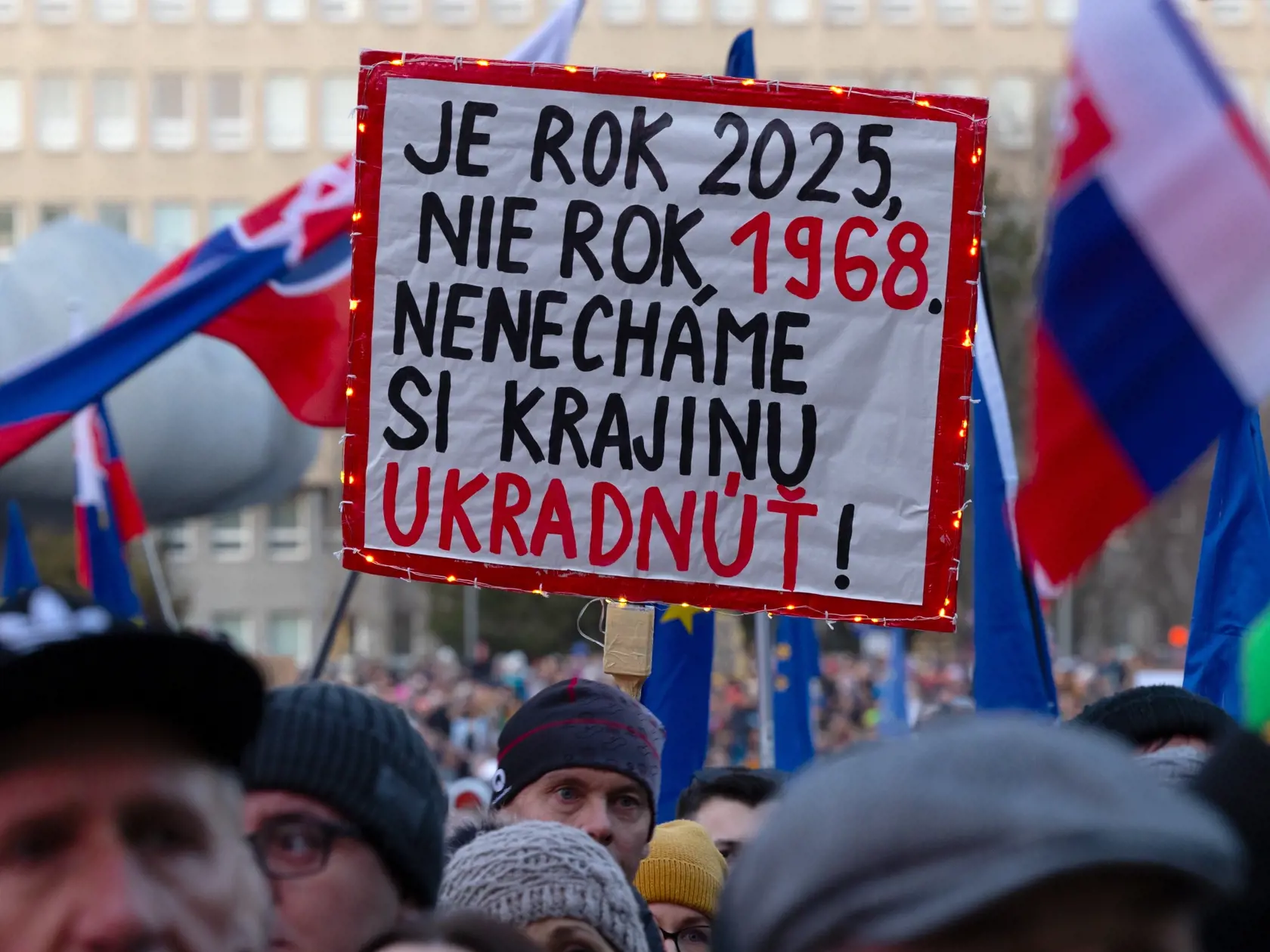 Spoločné zhromaždenie - Sedem rokov bez Jána a Martiny - Slovensko je Európa.
Spomienkovo-protestné zhromaždenie na Námestí slobody pri príležitosti výročia vraždy novinára Jána Kuciaka a jeho snúbenice Martiny Kušnírovej.
