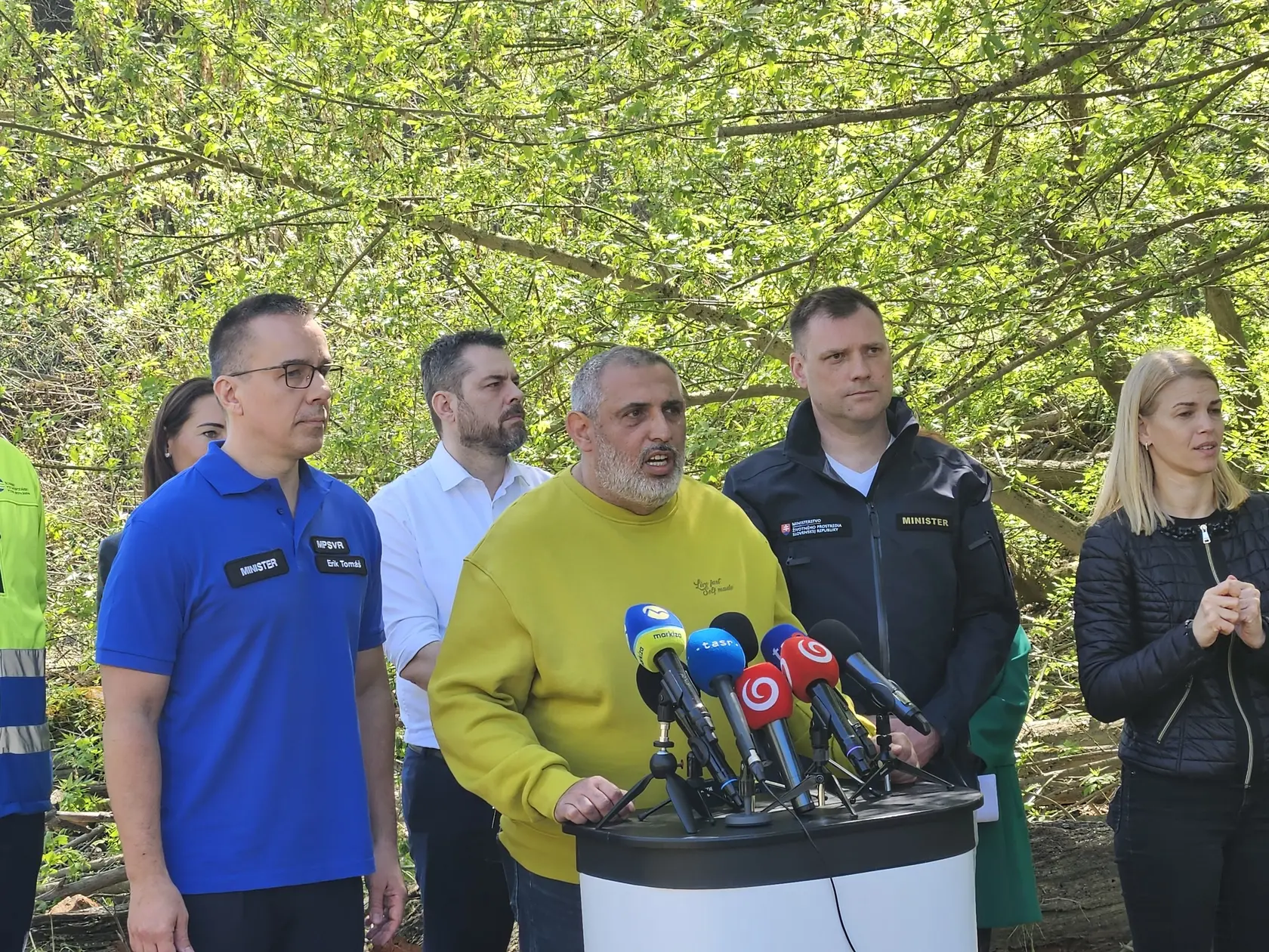 Na snímke minister práce, sociálnych vecí a rodiny Erik Tomáš (vľavo, Hlas-SD), minister životného prostredia Tomáš Taraba (druhý sprava, nominant SNS) a splnomocnenec vlády Slovenskej republiky pre rómske komunity Alexander Daško (uprostred) počas prezentácie projektu Práca namiesto dávok, ktorý pokračuje na Záhorí revitalizáciou povodia Moravy v obci Moravský Svätý Ján v okrese Senica v stredu 16. apríla 2025. FOTO TASR - Kristýna Peštová