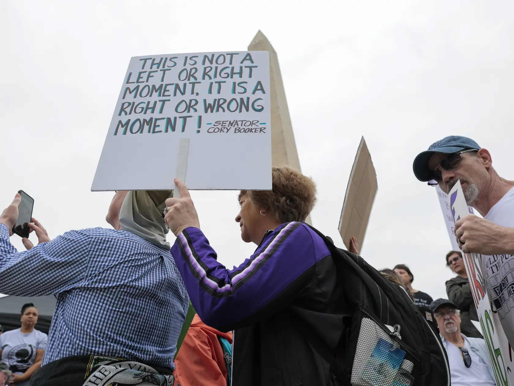  Protestujúci sa zúčastňujú na zhromaždení „Ruky preč“, ktoré je demonštráciou proti americkému prezidentovi Donaldovi Trumpovi na National Mall 5. apríla 2025 vo Washingtone. Protesty proti politike Trumpovej administratívy a Ministerstva pre efektívnosť vlády (DOGE) Elona Muska sa konajú po celej krajine v rámci akcie, ktorú organizátori nazývajú Národný deň akcie.