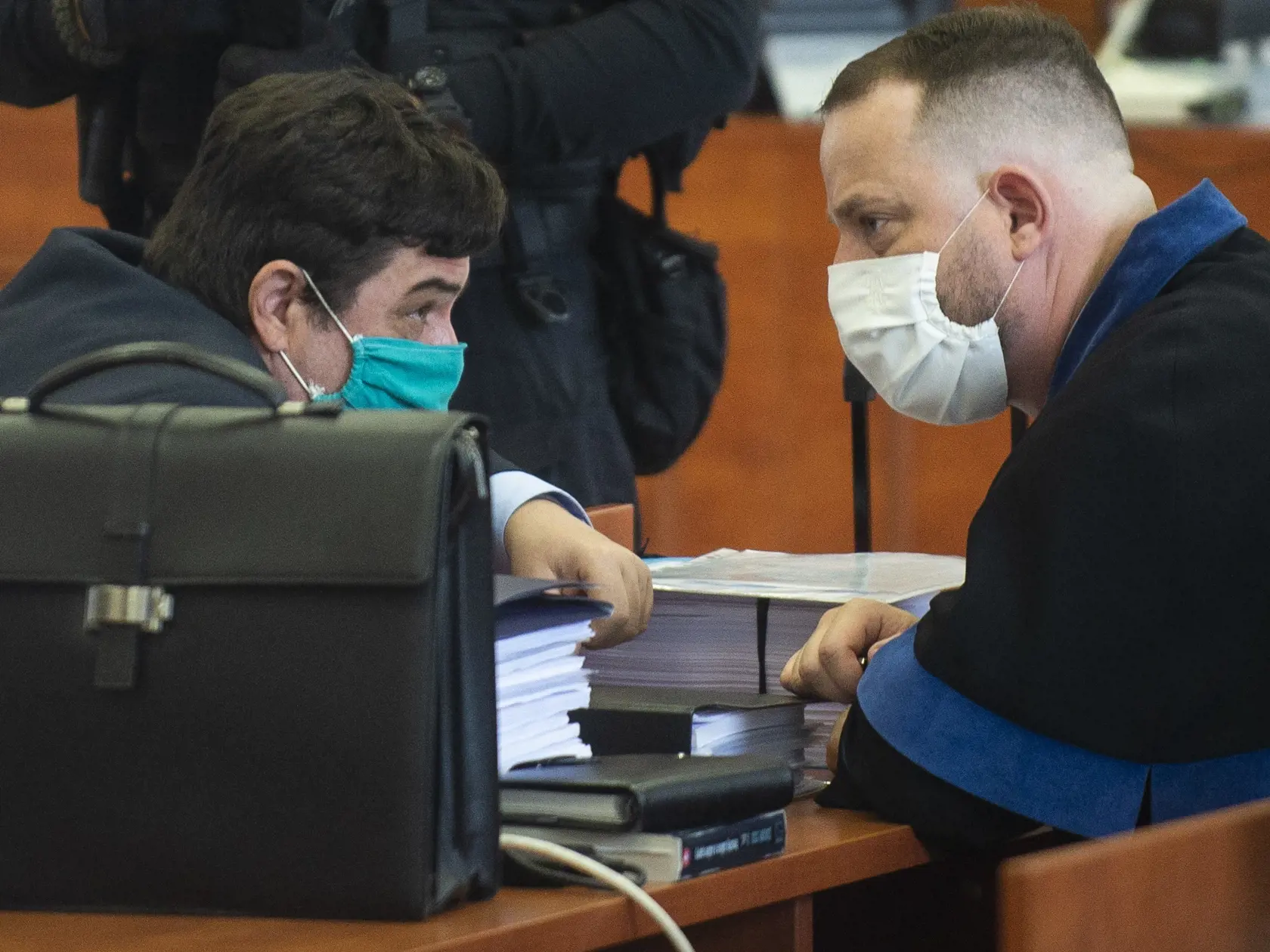 Na snímke vľavo obžalovaný Marian K. a vpravo jeho advokát Marek Para počas pojednávania v kauze vraždy novinára Jána Kuciaka na Špecializovanom trestnom súde v Pezinku 17. júna 2020. FOTO TASR – Jakub Kotian