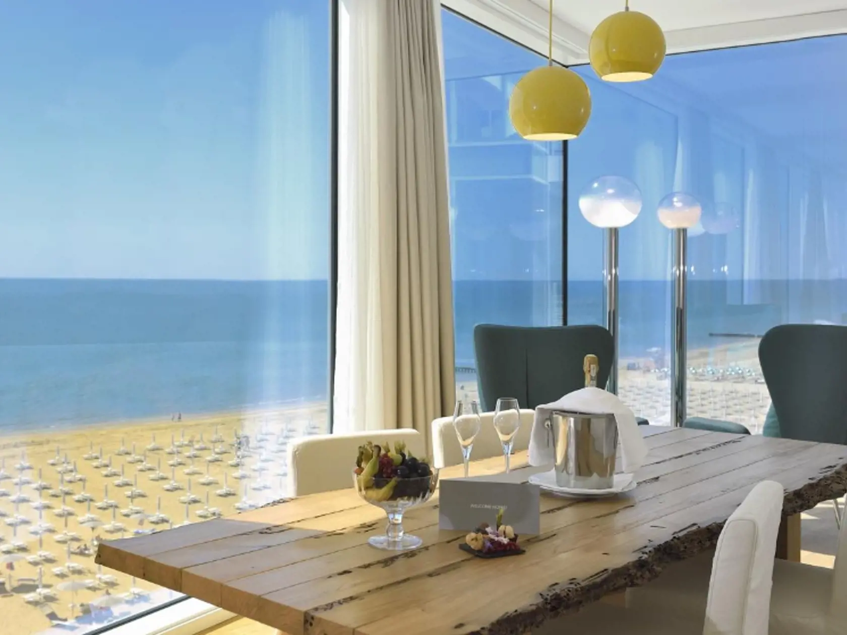 Hotel Falkensteiner Lido di Jesolo: Svojrázna influencerka obľubuje v destinácii Lido di Jesolo luxusný 5-hviezdičkový hotel, ktorý je situovaný priamo na pláži. Počas pobytu v priebehu nakrúcania bývala spolu s kamarátkami v prezidentskom apartmáne s priestrannou terasou, ktorá poskytuje nádherný výhľad na Jadranské more. Tento plážový rezort disponuje súkromnou plážou, vonkajším a aj vnútorným bazénom, ako aj obrovským wellness centrom.