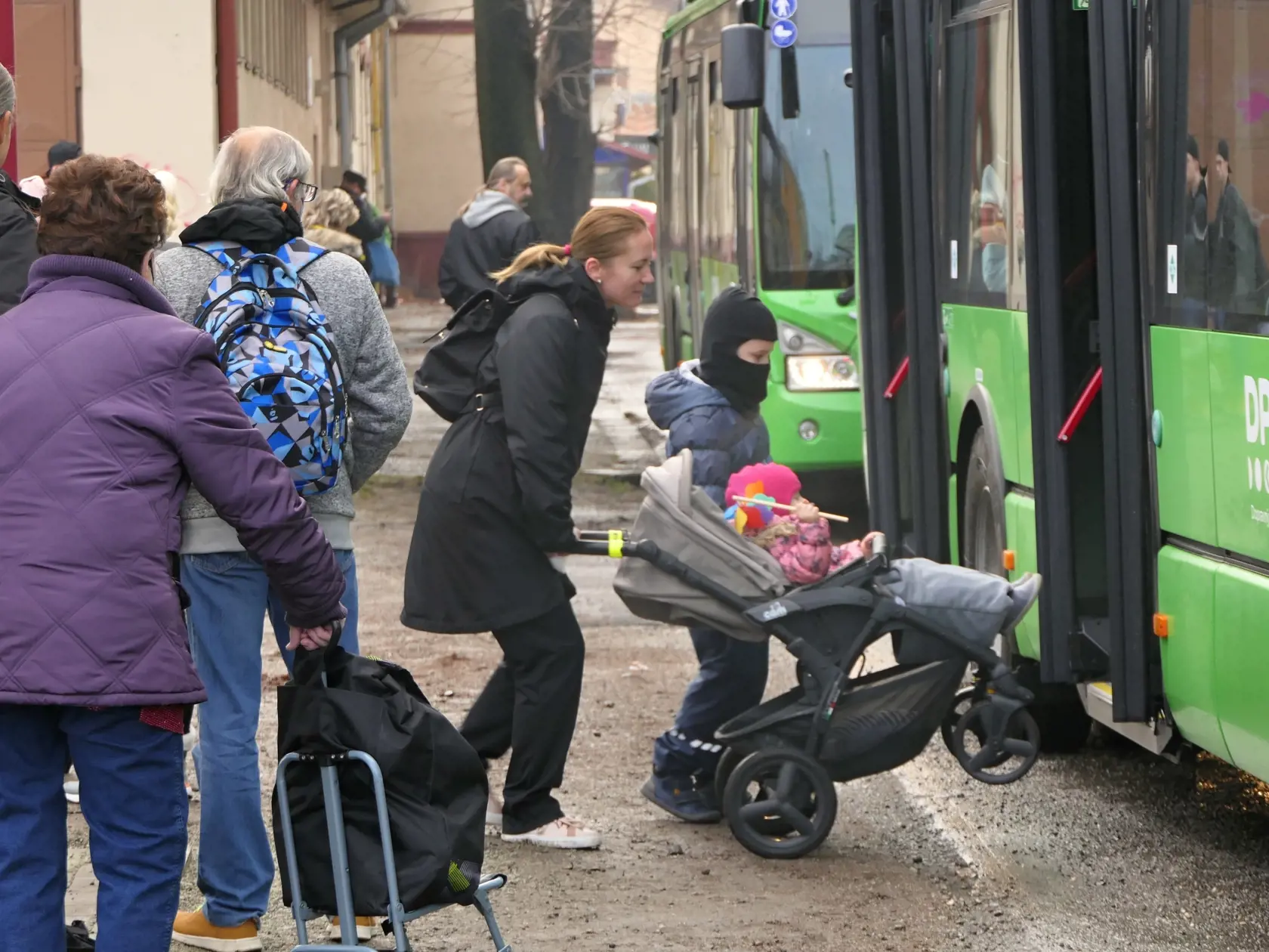 Minimalizujte sociálne kontakty najmä v preplnených a zle vetraných interiéroch.