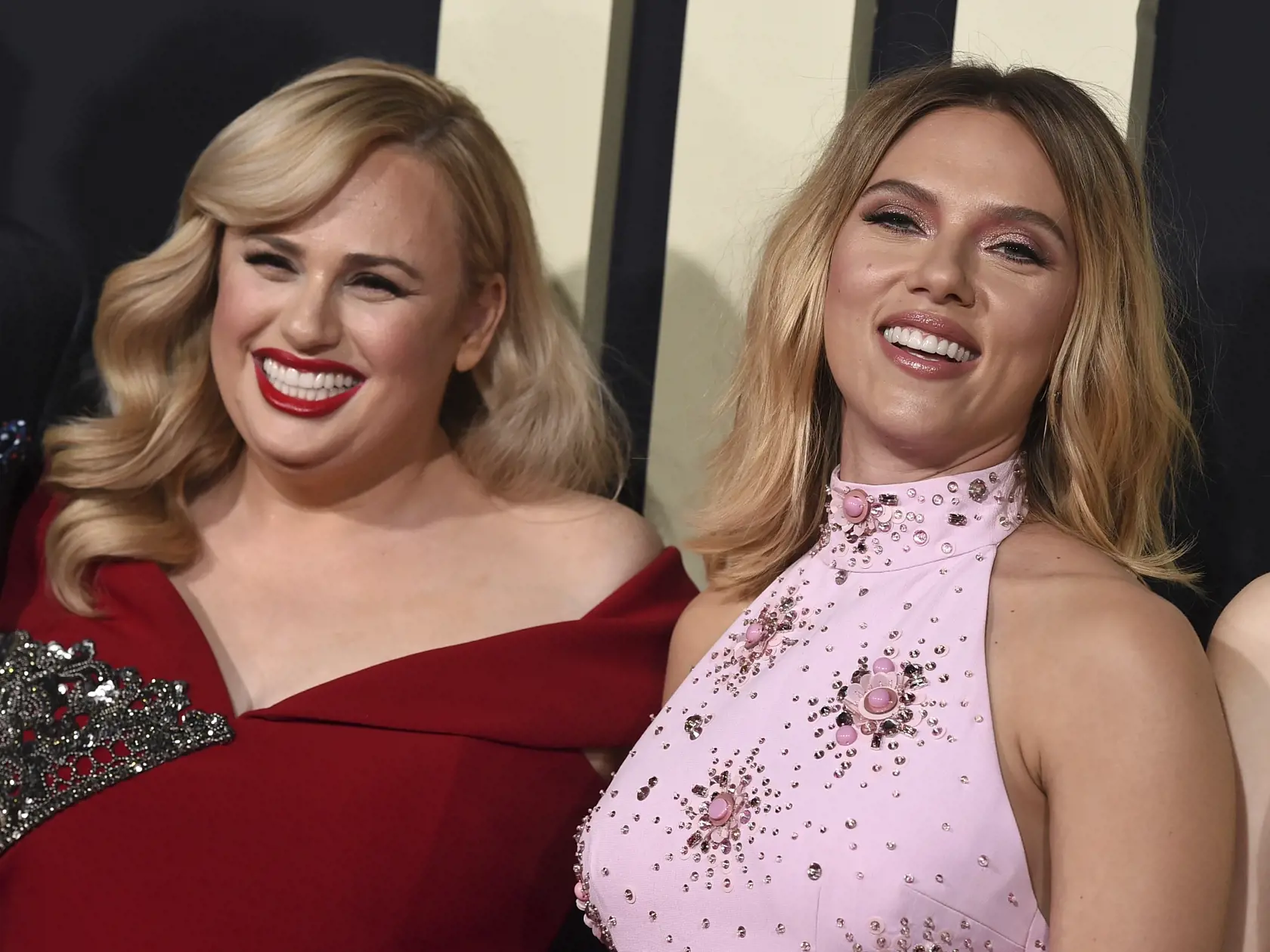 EBE 34 Los Angeles - Na snímke zľava austrálska herečka Rebel Wilsonová (vo filme slečna Rahmoná, brutálna inštruktorka v mládežníckom tábore Hitlerjugend) a americká herečka Scarlett Johanssonová (Rosie Betzlerová) počas príchodu na premiéru čiernej vojnovej komédie Králik Jojo v kine American Legion Post 43 v Los Angeles v noci na 16. októbra 2019. FOTO TASR/AP
Rebel Wilson, left, and Scarlett Johansson arrive at the Los Angeles premiere of "Jojo Rabbit" at the Hollywood American Legion Post 4